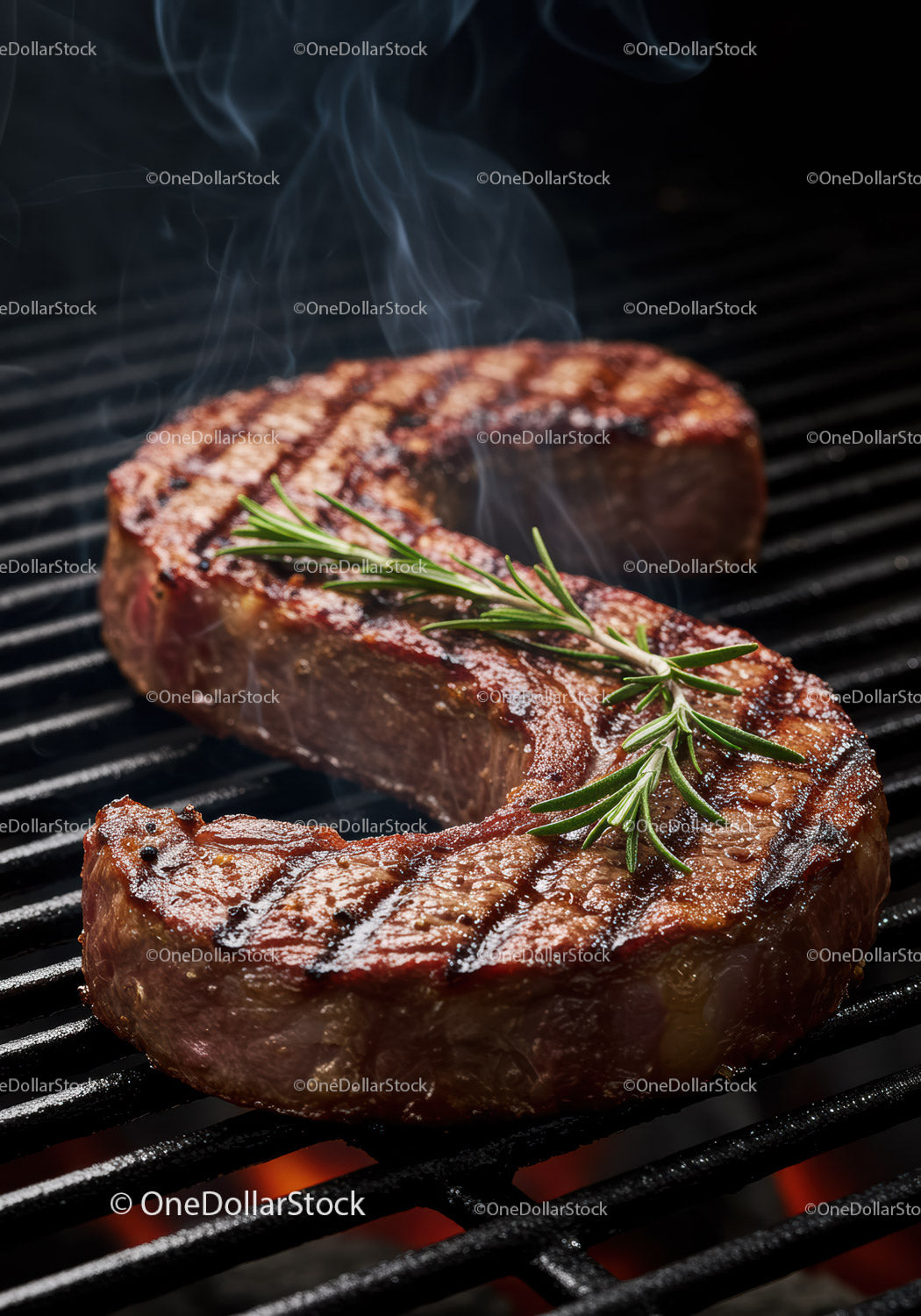 Grillowany stek z rozmarynem na gorącym grillu węglowym