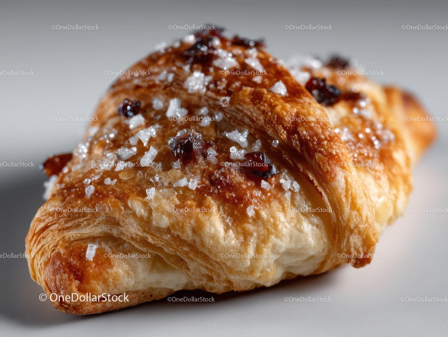 Pyszny croissant z cukrem i kawałkami wiśni na białym tle