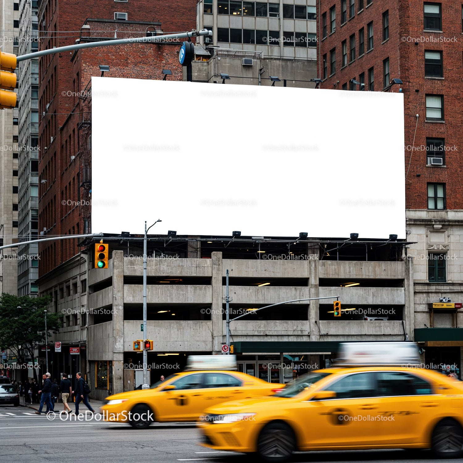 Skrzyżowanie miejskie z żółtymi taksówkami i pustym billboardem