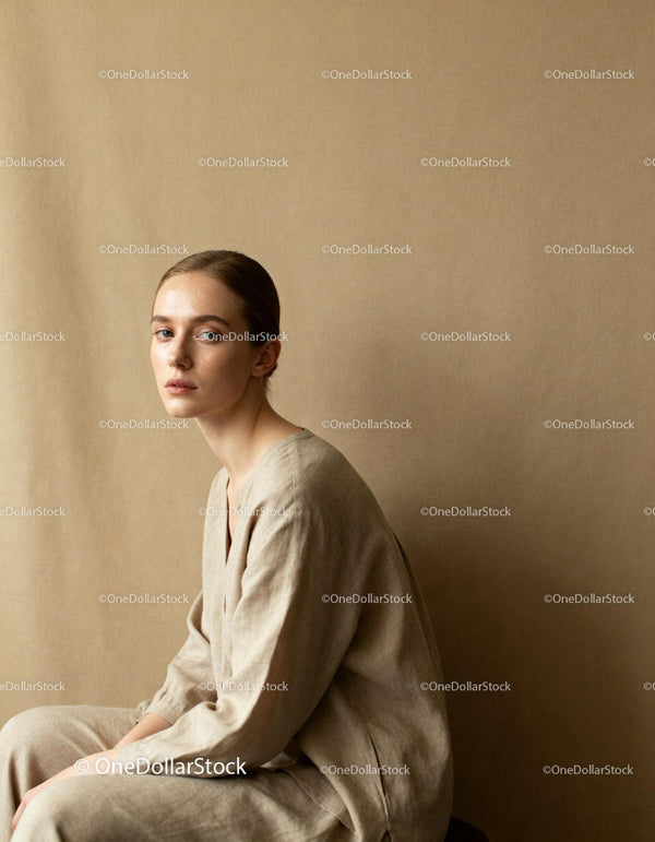 Minimalistyczny portret zamyślonej młodej kobiety