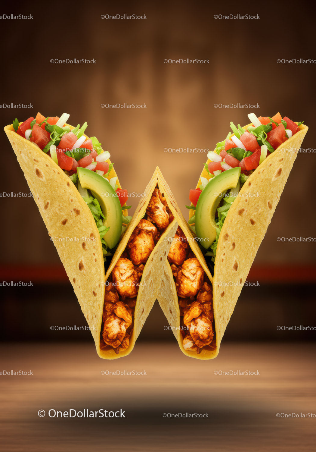 Dwa tacos z kurczakiem i świeżymi warzywami na ciepłym tle