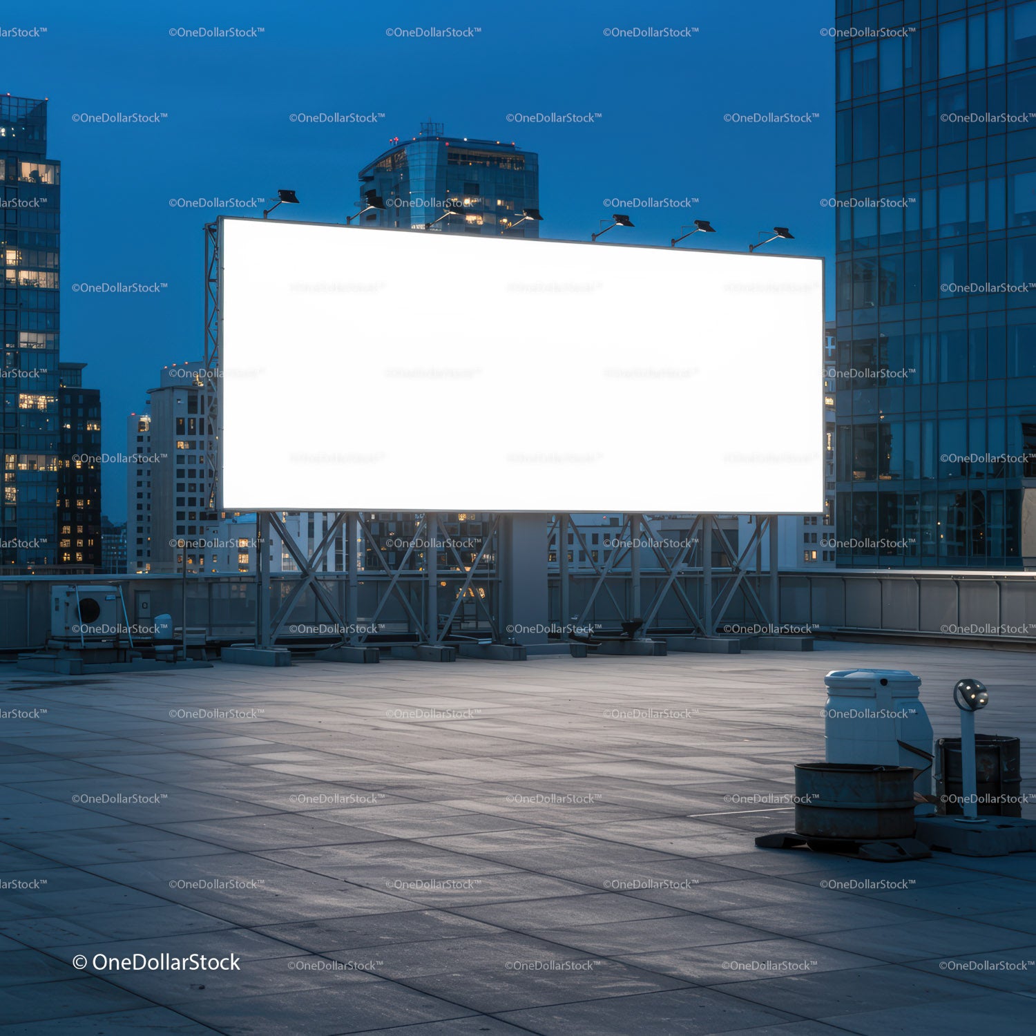 Duży, oświetlony, pusty billboard na dachu budynku miejskiego o zmierzchu