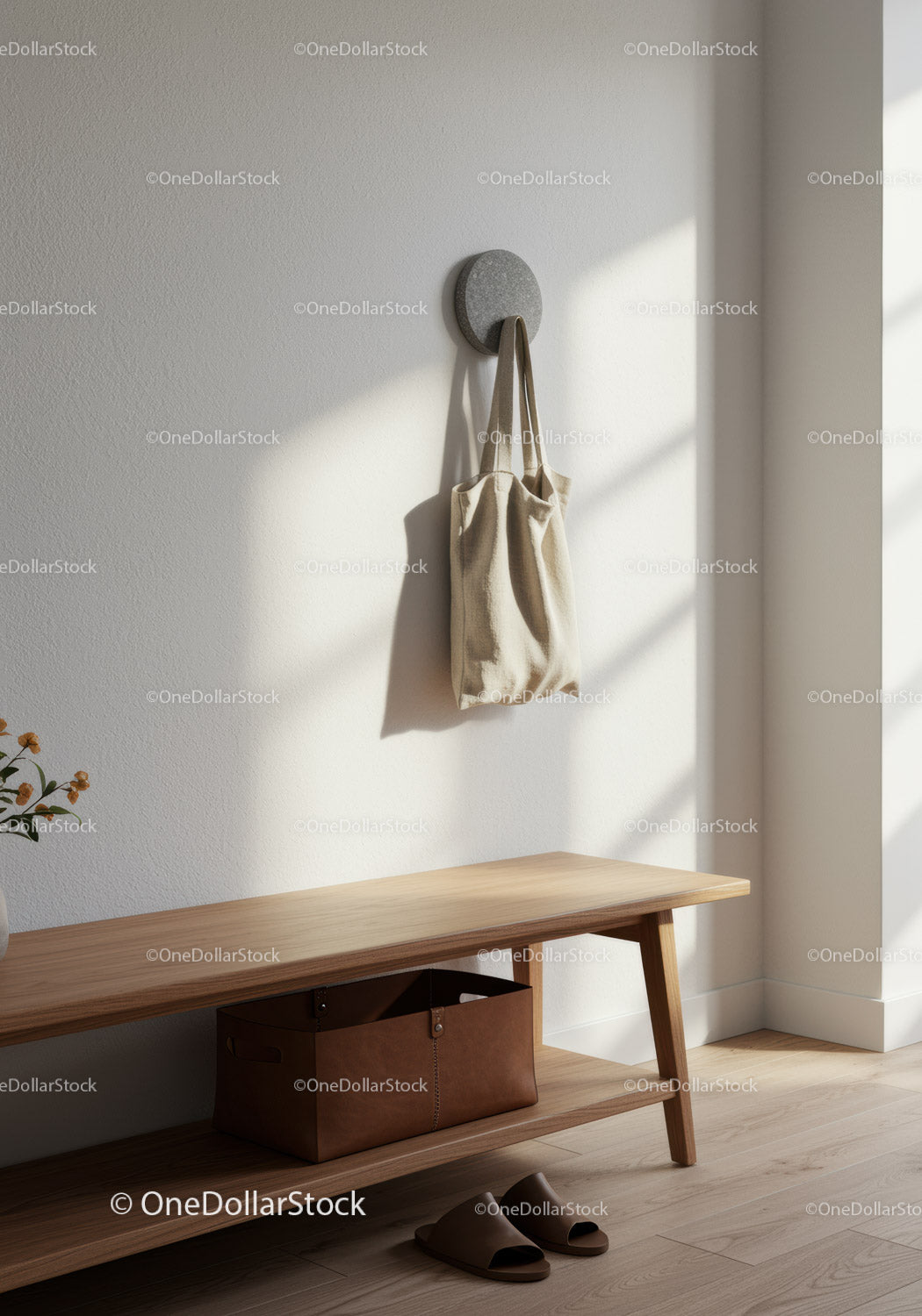 Nowoczesny, minimalistyczny korytarz z wieszakiem ściennym i drewnianą ławką