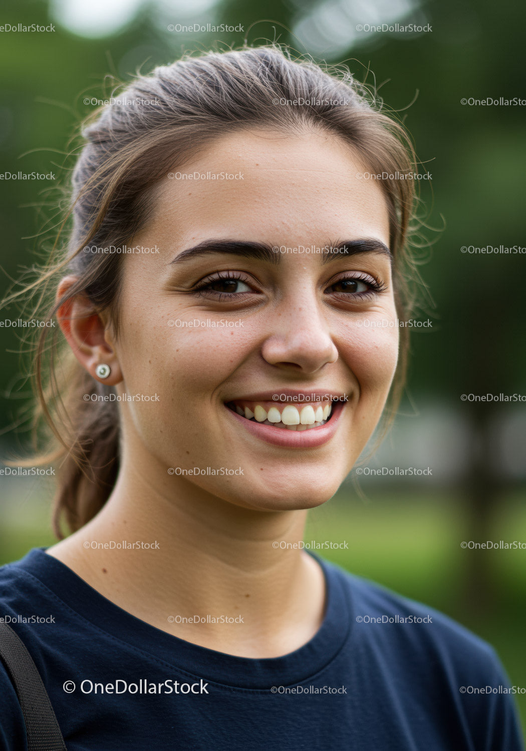 Młoda uśmiechnięta kobieta portret na zewnątrz w świetle naturalnym