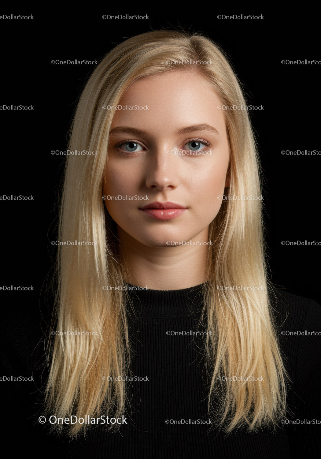 Spokojna młoda kobieta z długimi blond włosami na czarnym tle