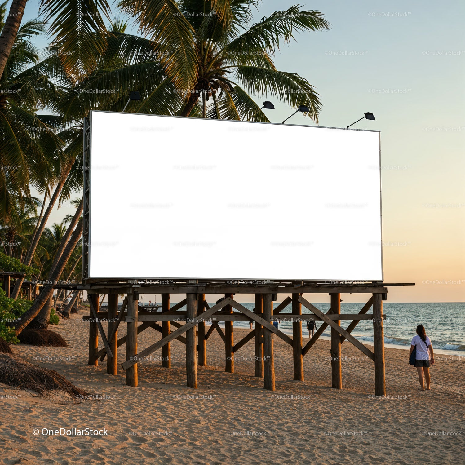 Pusty billboard na tropikalnej plaży o zachodzie słońca