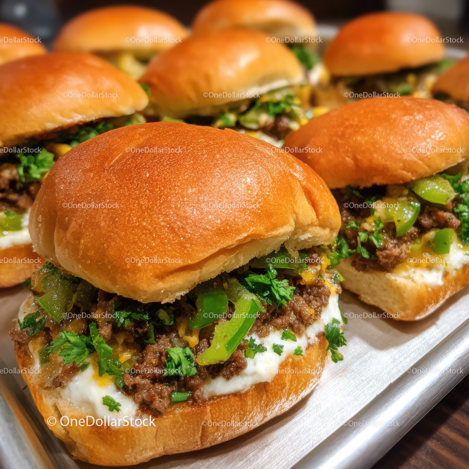 Świeże mini burgery wołowe z zielonymi ziołami i grzankami jako przystawka