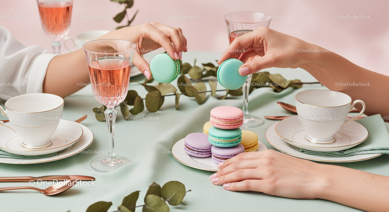 Eleganckie przyjęcie herbaciane z kolorowymi makaronikami i wykwintną porcelaną