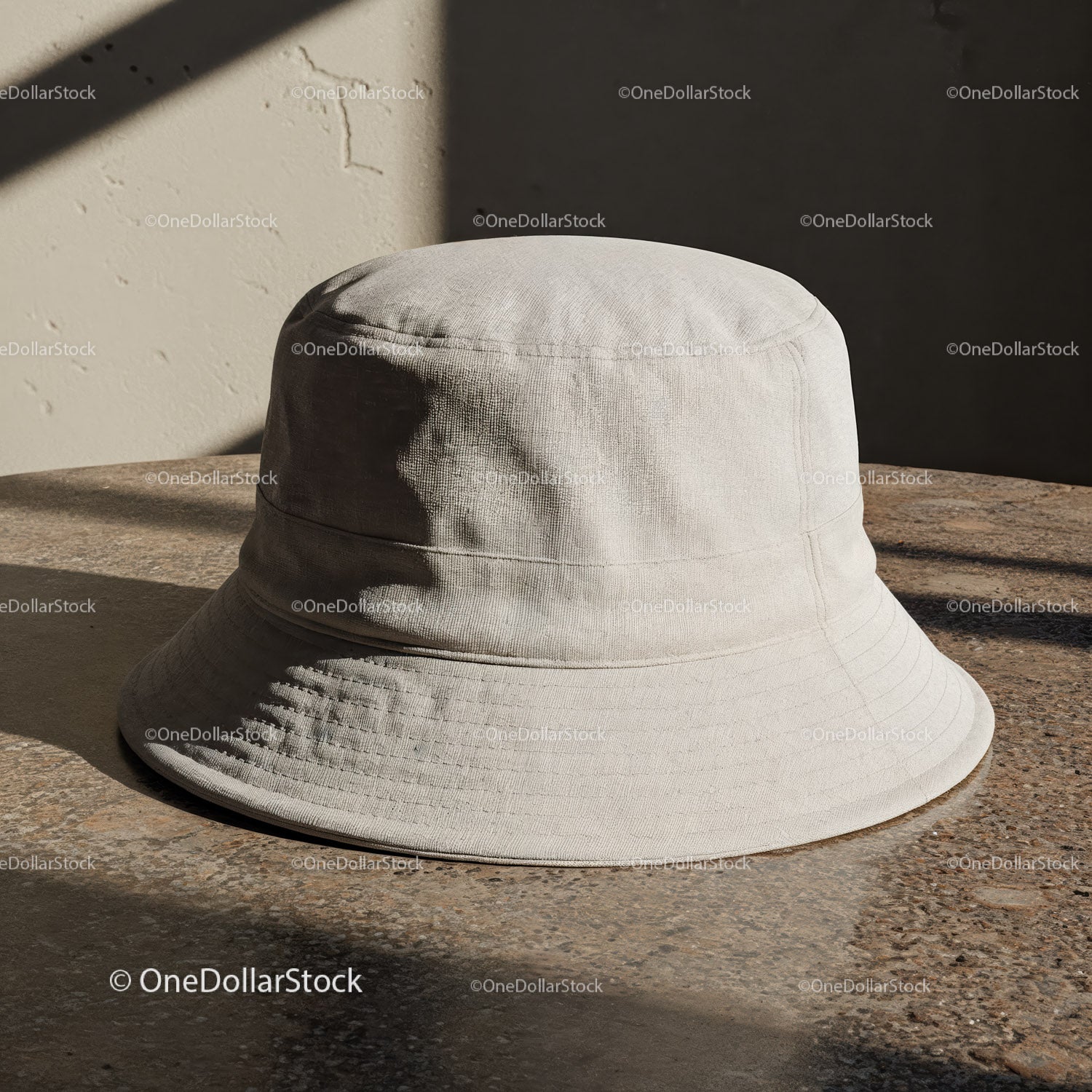 Minimalistyczny beżowy kapelusz typu bucket na rustykalnej powierzchni
