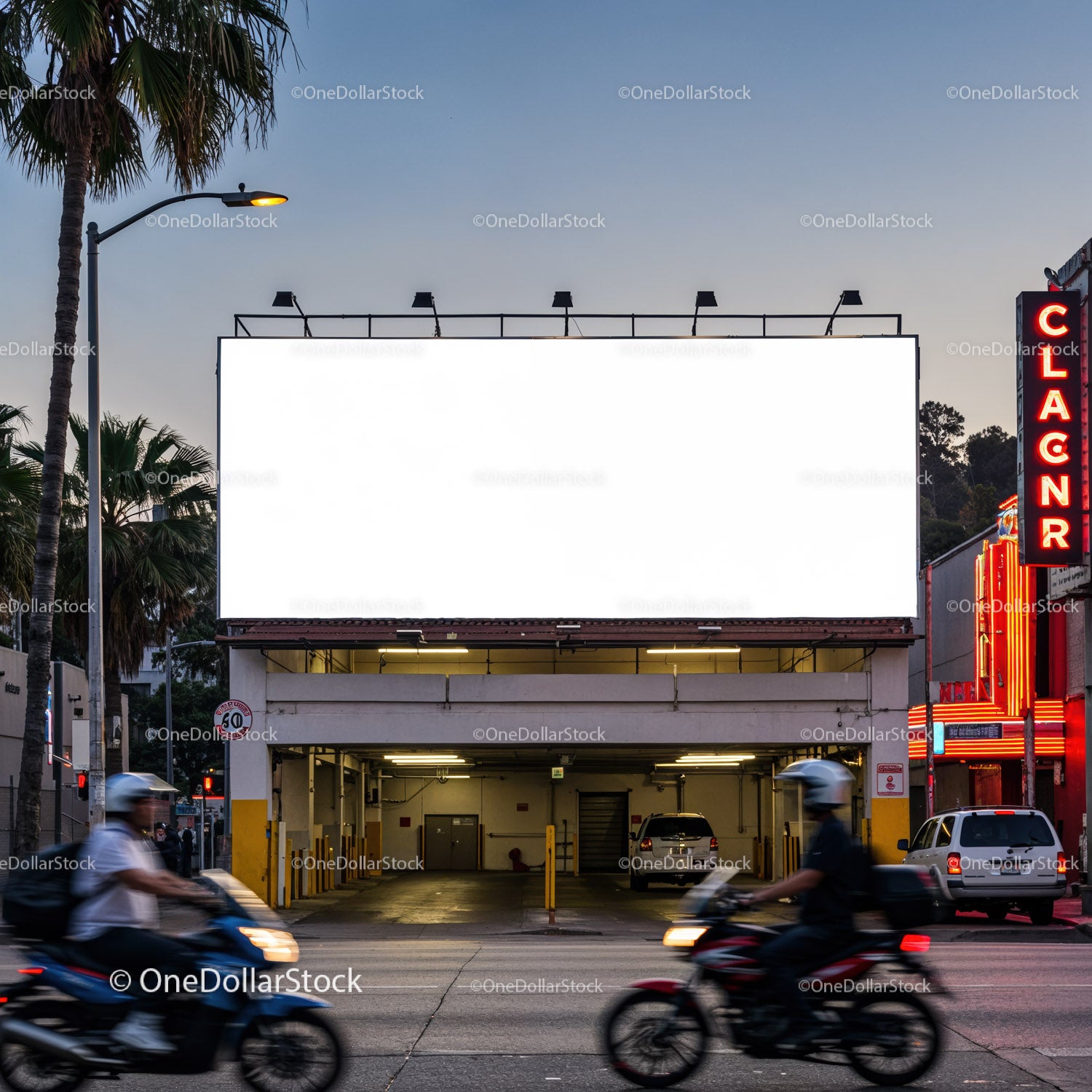 Scena uliczna w mieście z pustym billboardem i motocyklistami