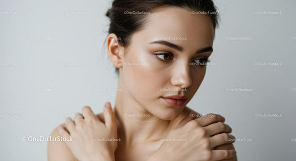 Elegancki Portret Kobiety z Delikatnym Oświetleniem i Naturalnym Makijażem