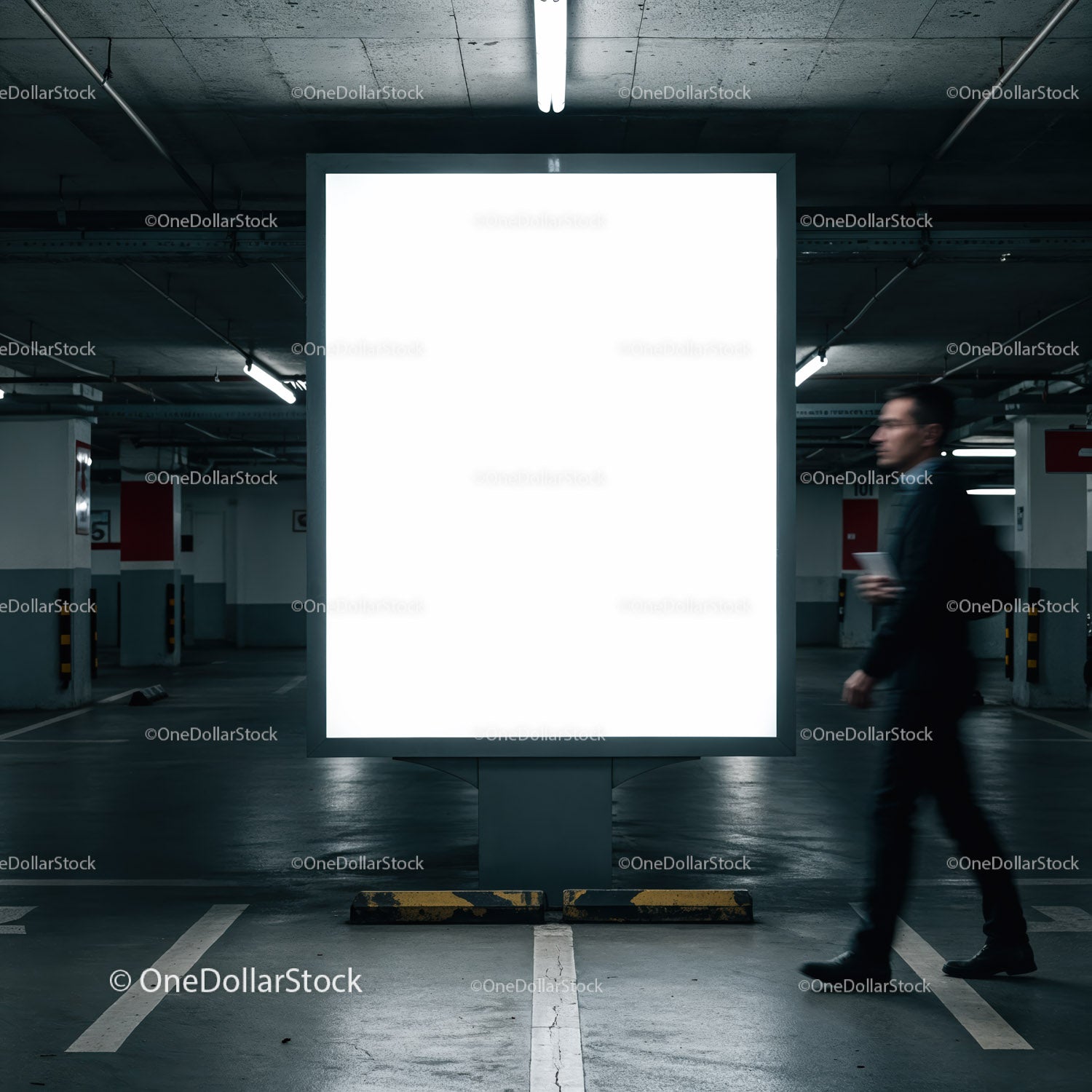 Niewyraźny biznesmen przechodzący obok pustego billboardu w garażu