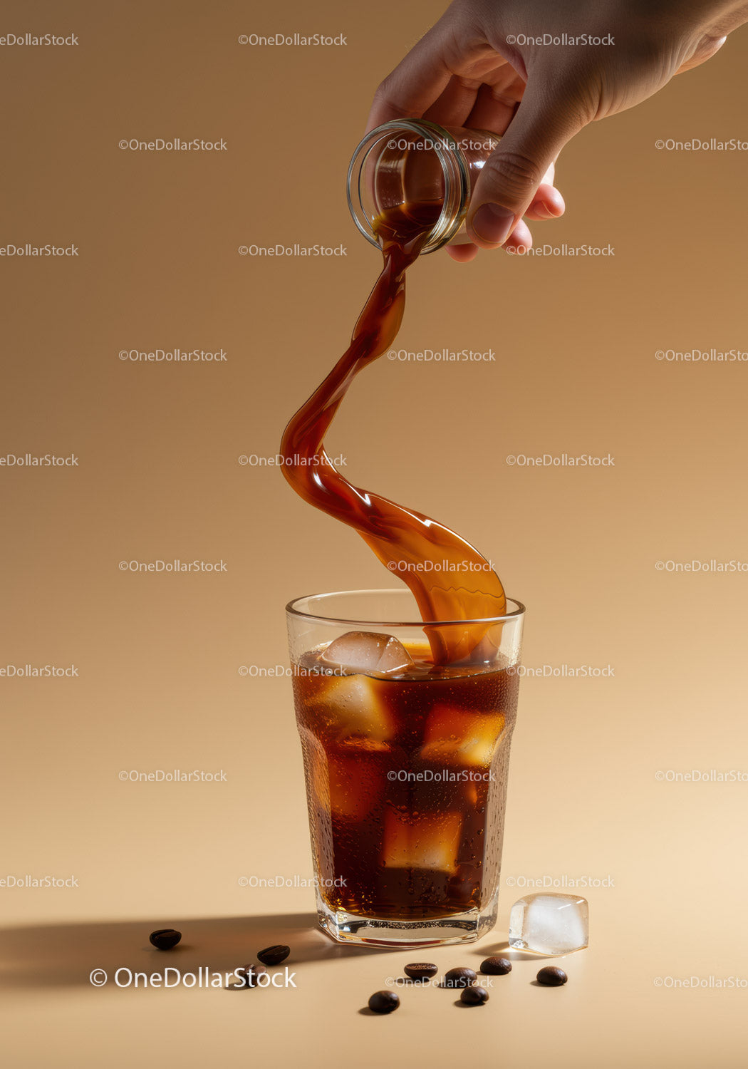 Nalewanie kawy Cold Brew na kostki lodu w szklance