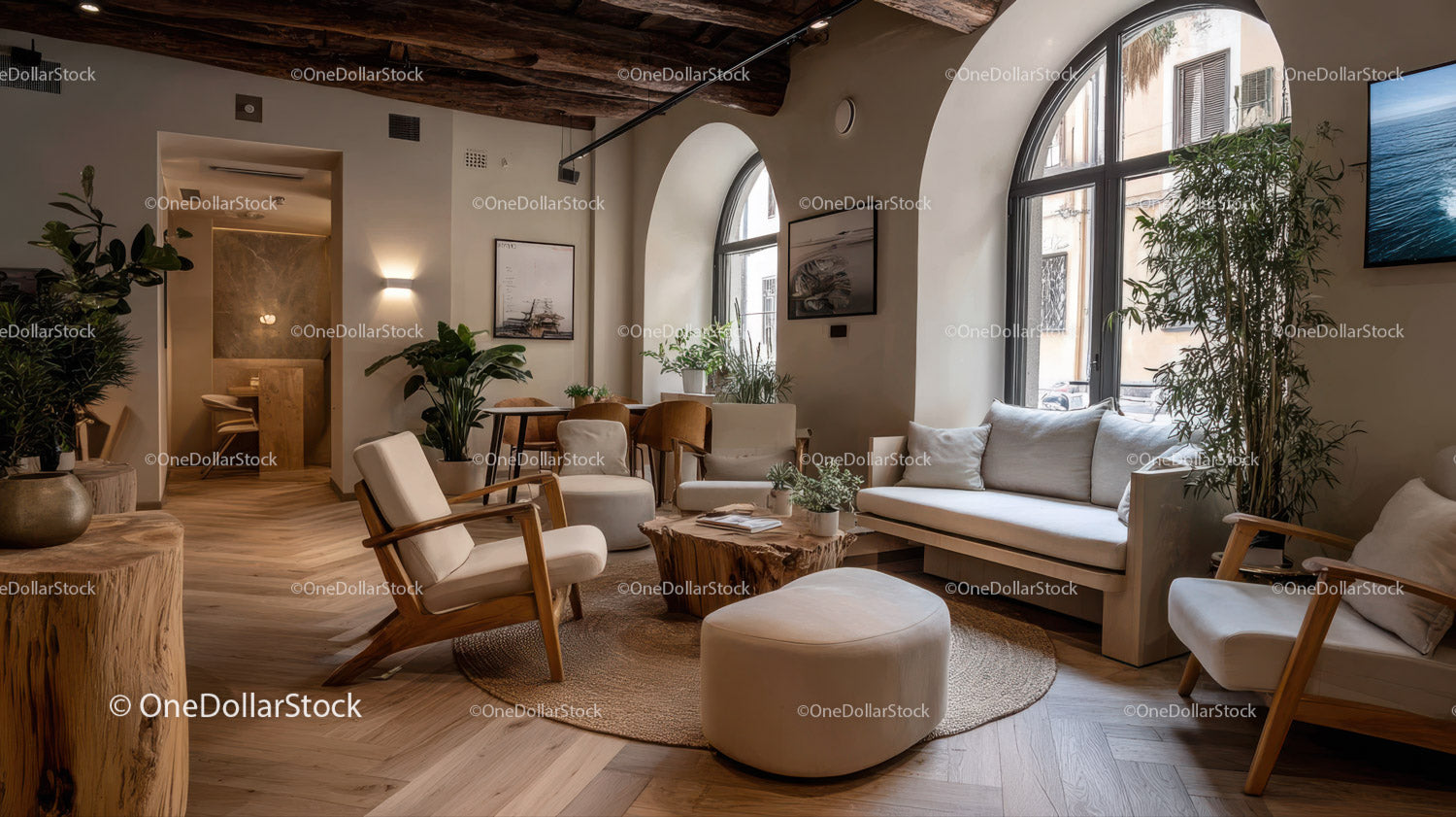 Nowoczesny salon z dużymi oknami łukowymi i roślinami doniczkowymi