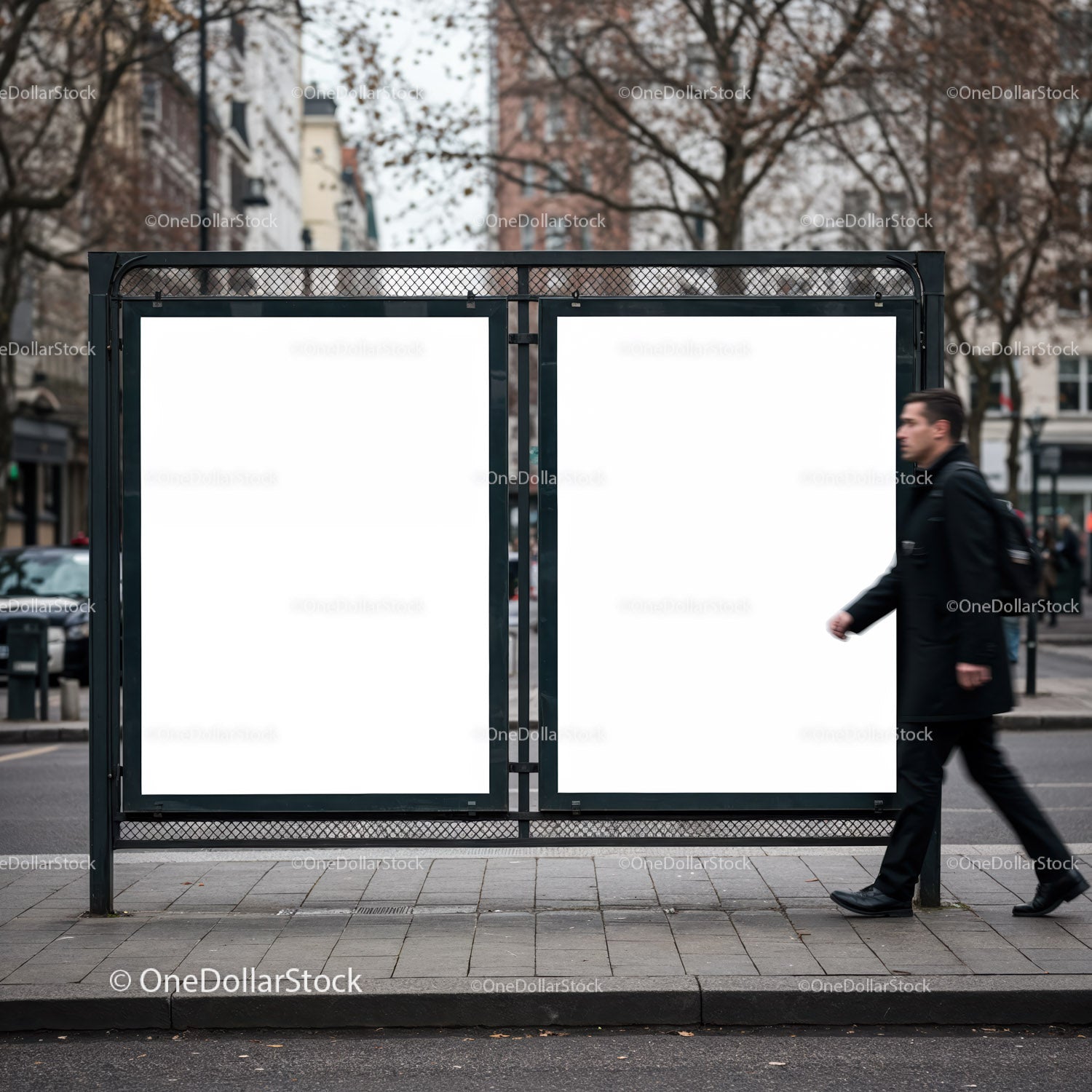 Mężczyzna przechodzący obok pustego miejskiego billboardu na jesiennej ulicy