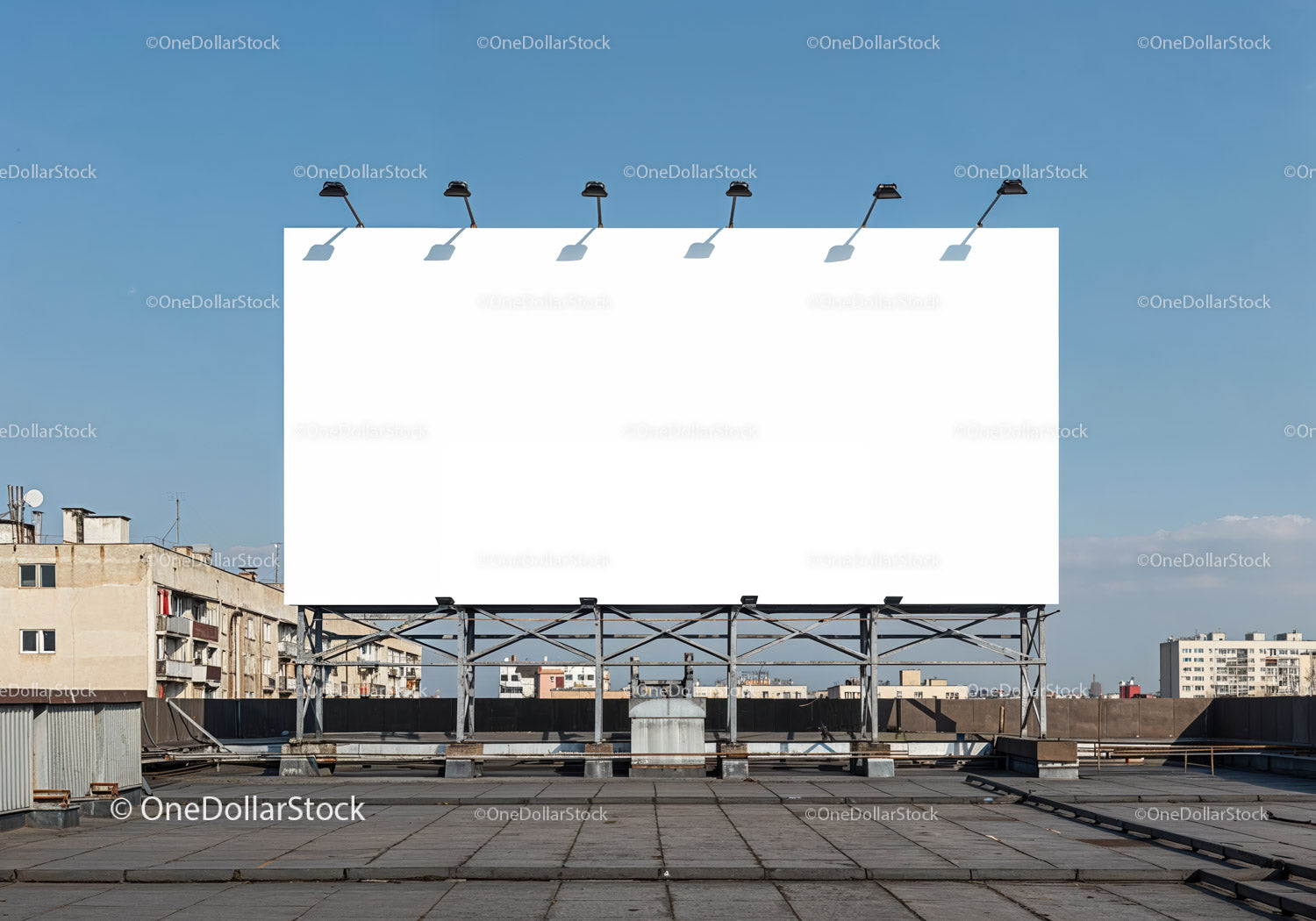 Pusty duży billboard na dachu miejskim przy bezchmurnym niebie