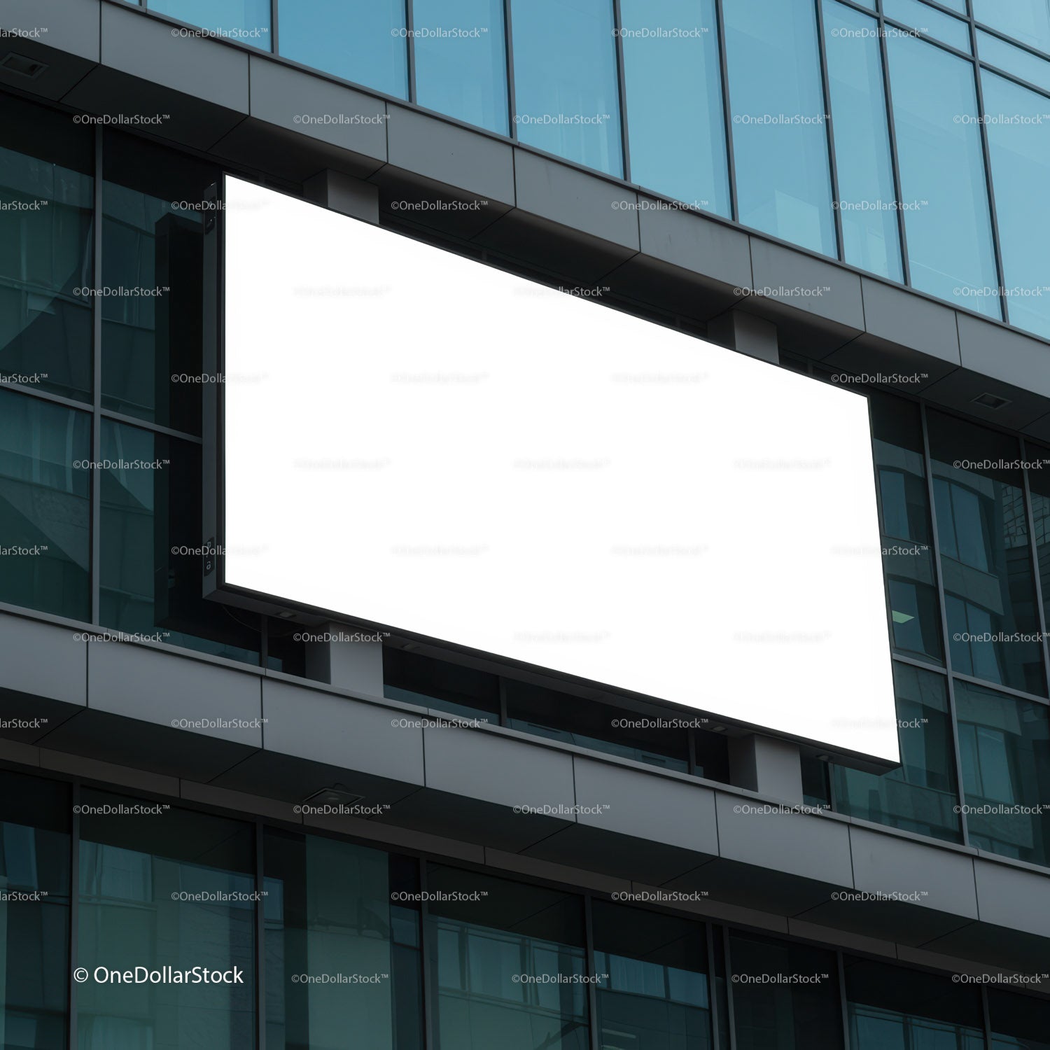 Duży, pusty billboard na nowoczesnym szklanym budynku biurowym