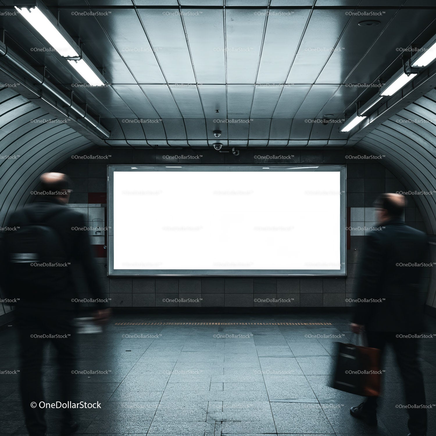 Rozmazani pasażerowie mijają pusty, oświetlony billboard w metrze