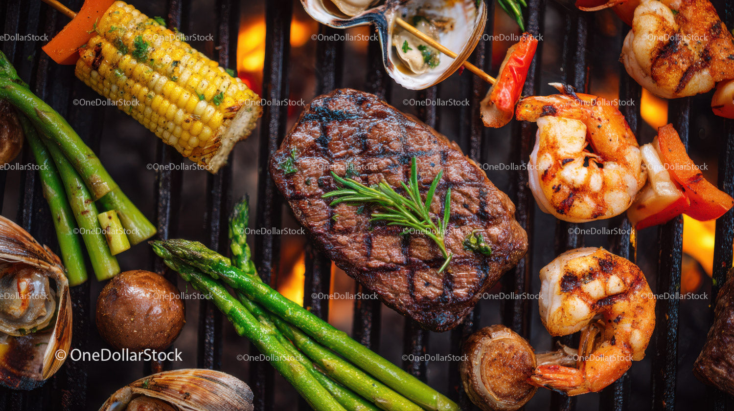 Soczysty grillowany stek z szaszłykami z krewetek i kolbą kukurydzy