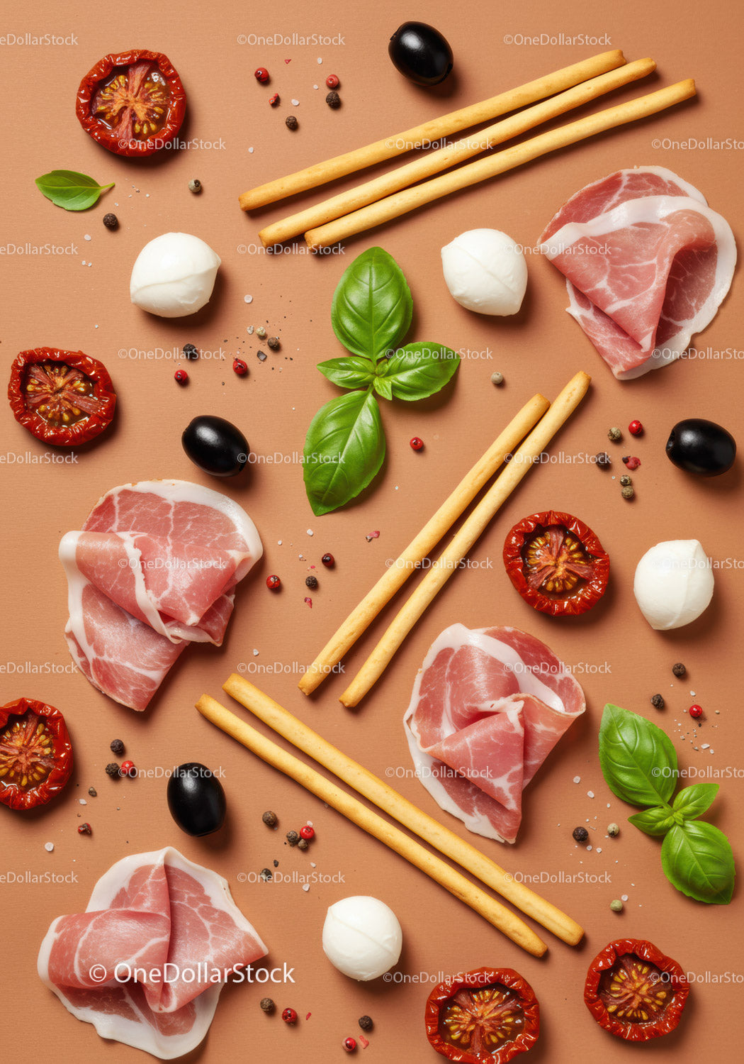Składniki włoskiej przystawki antipasto z szynką parmeńską i bazylią