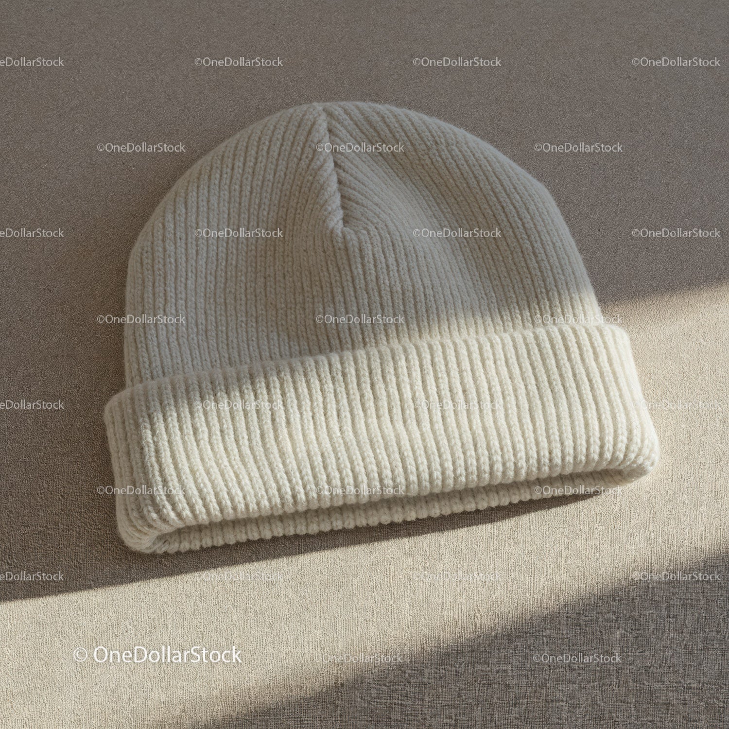 Przytulna, biała, dzianinowa czapka beanie na neutralnym materiale