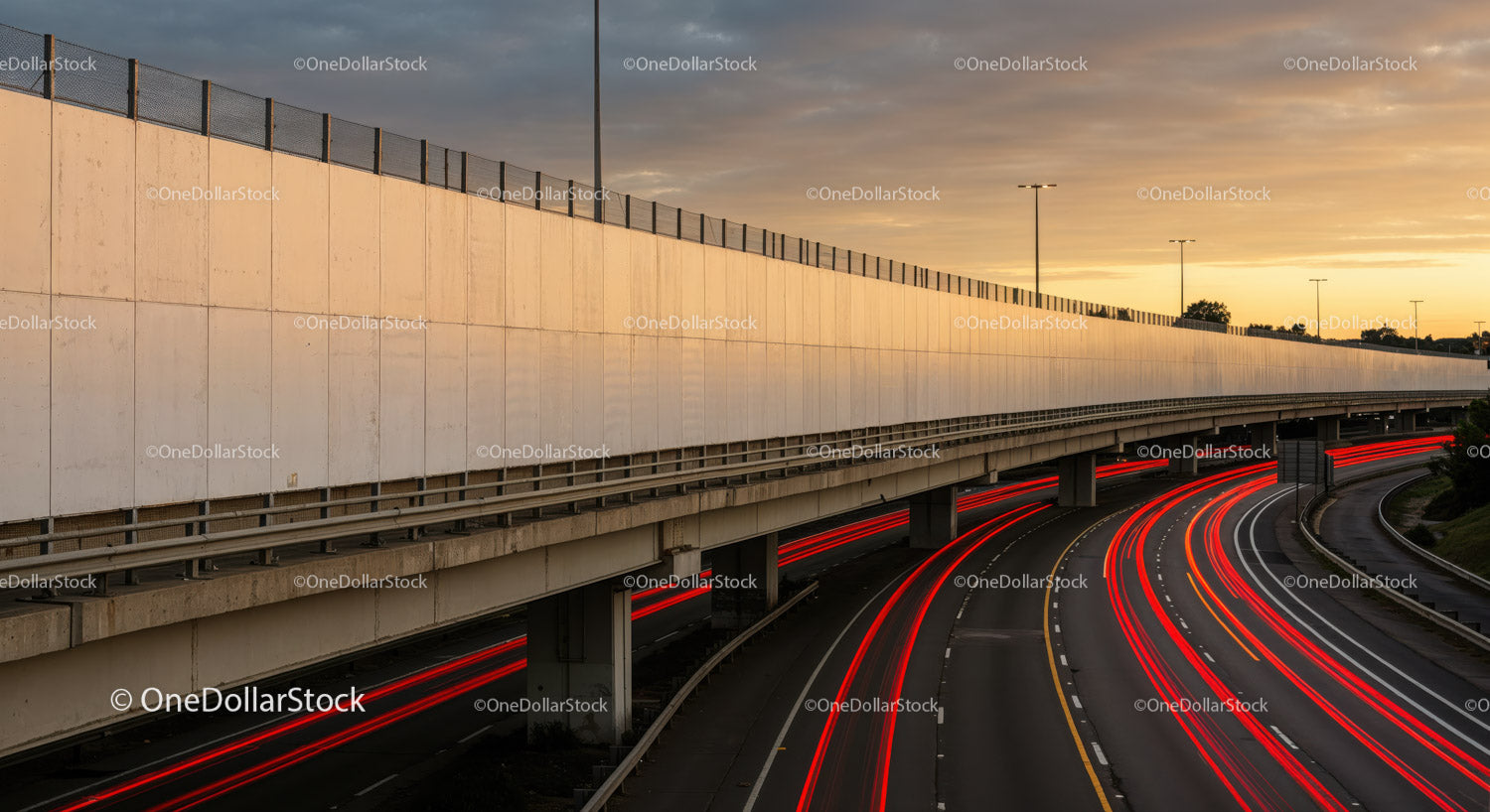 Autostrada miejska o zachodzie słońca ze smugami czerwonego światła i wiaduktem