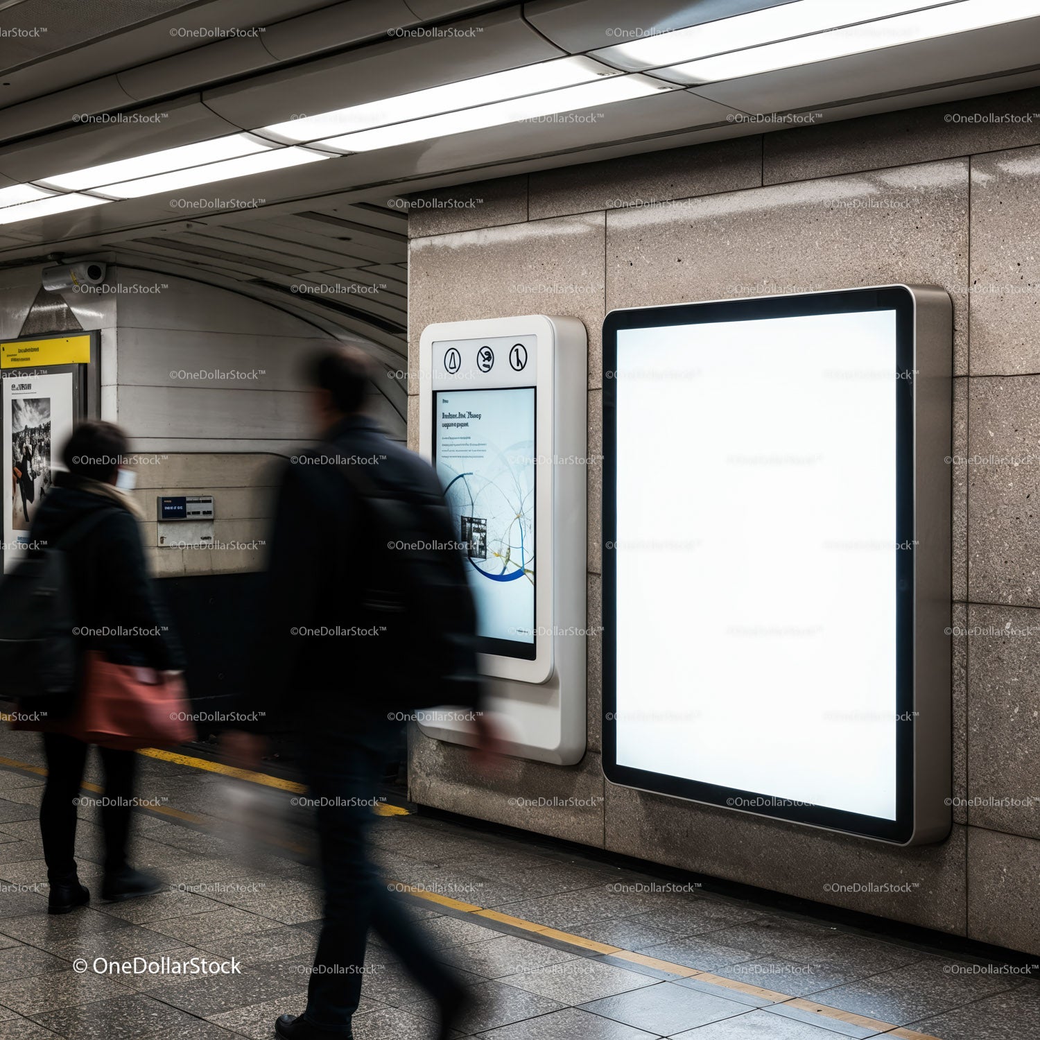 Pasażerowie mijający ekrany reklamowe na stacji metra