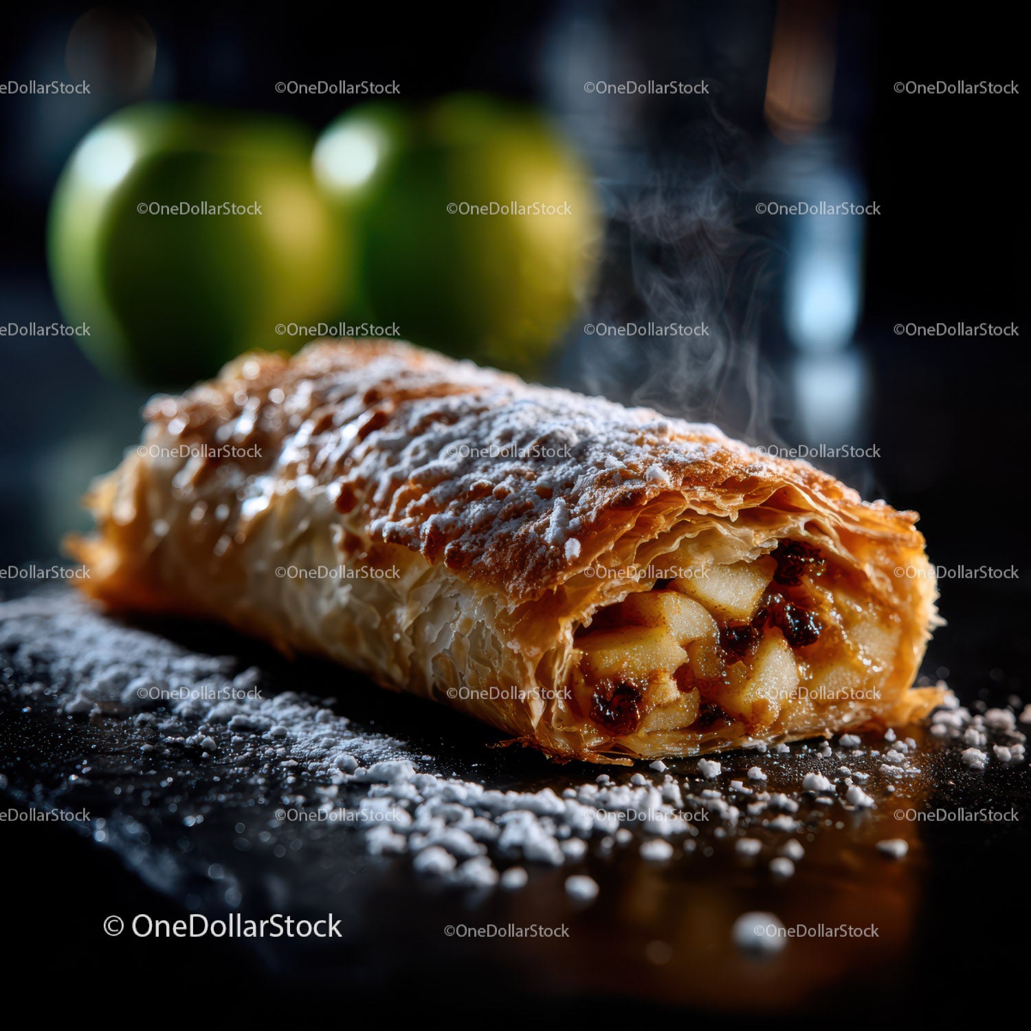 Ciasto strudel jabłkowy z cukrem pudrem na ciemnej powierzchni
