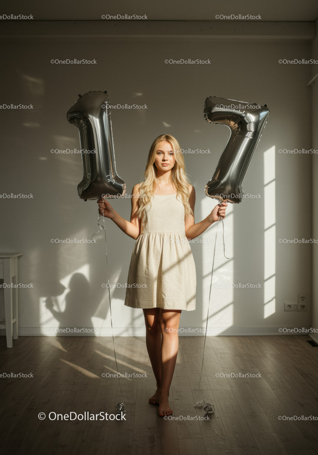 Młoda kobieta świętująca 17. urodziny z balonami w pomieszczeniu