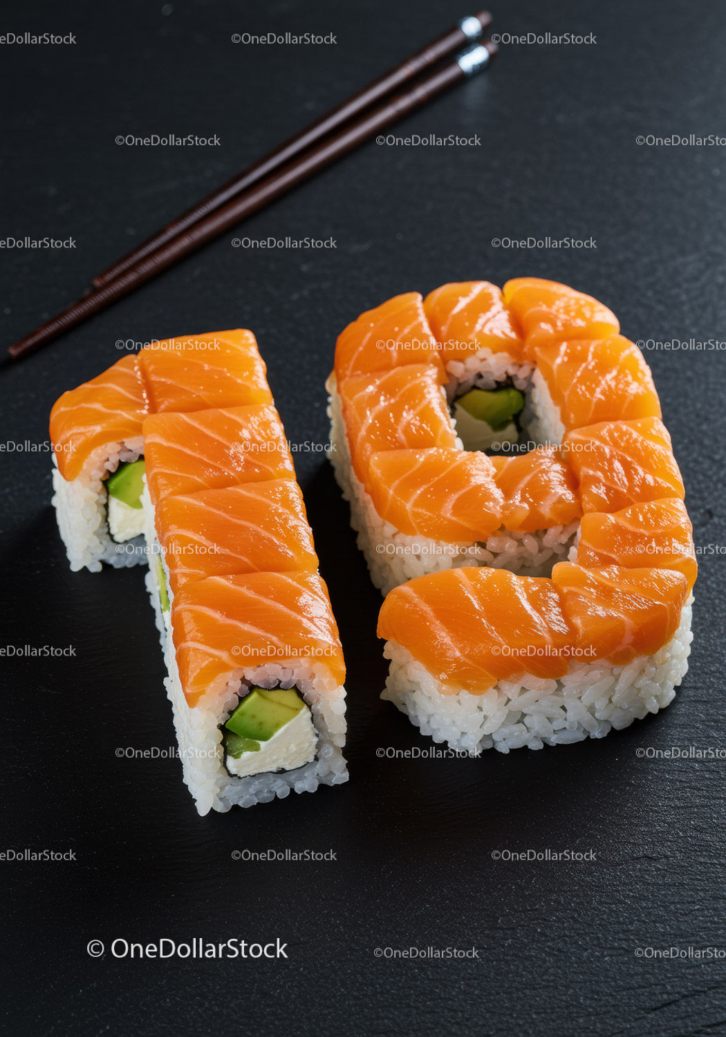 Rolki sushi z łososiem uformowane pałeczkami w kształt dziewiętnastki