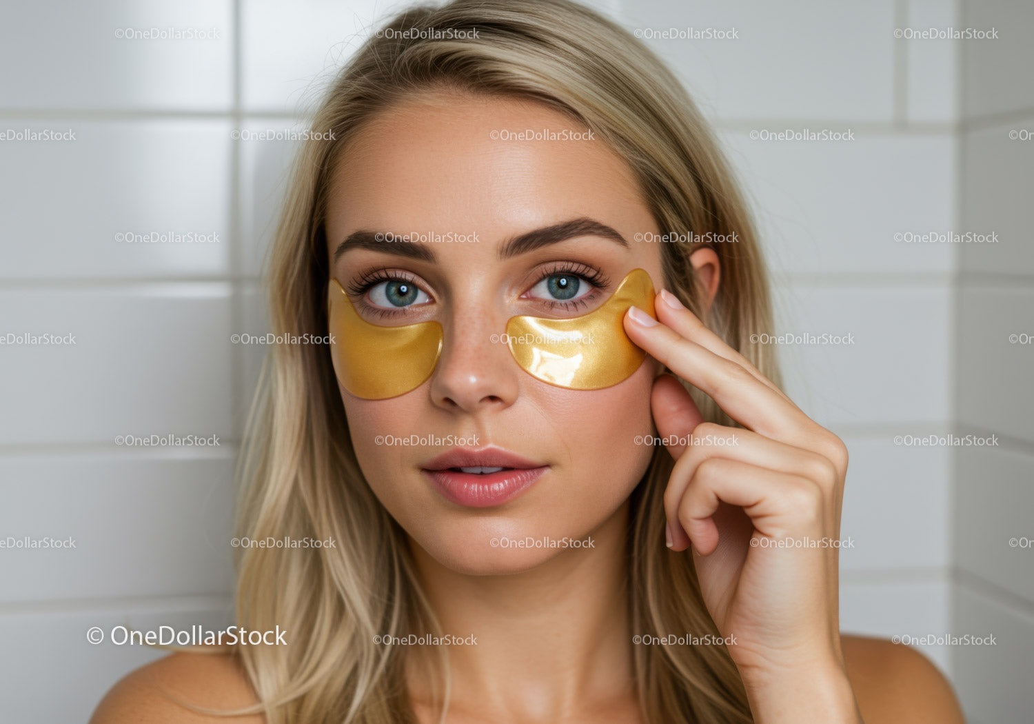 Młoda kobieta w złotych maskach na oczy relaksująca się w spa