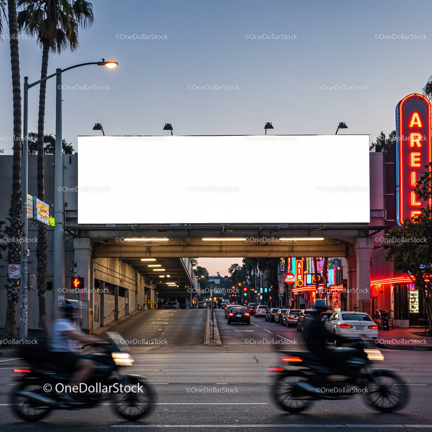 Widok na ulicę miejską o zmierzchu z pustym billboardem i motocyklami