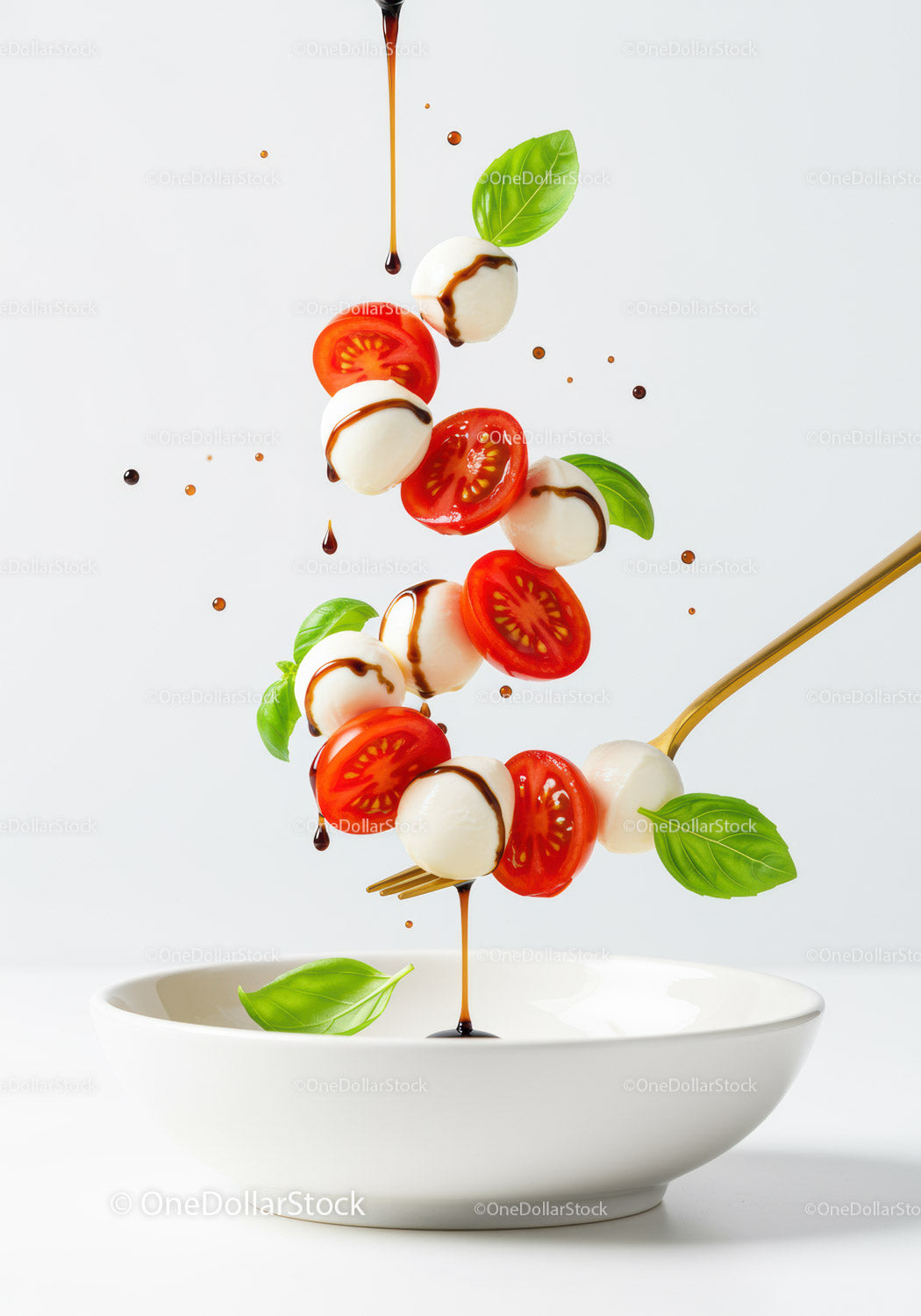 Świeże szaszłyki z sałatki Caprese z sosem balsamicznym