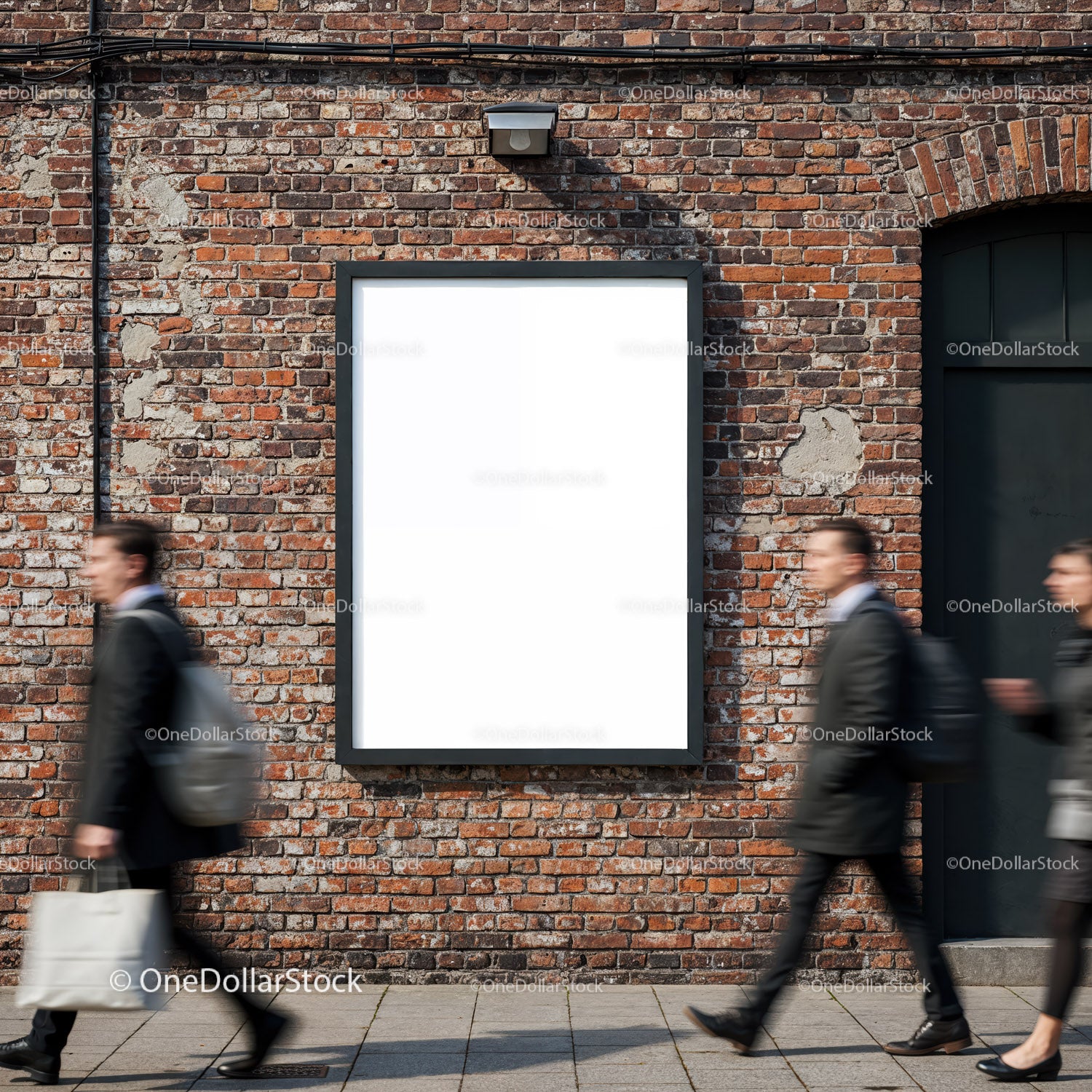 Pusty miejski billboard na ceglanej ścianie z rozmazanymi pieszymi