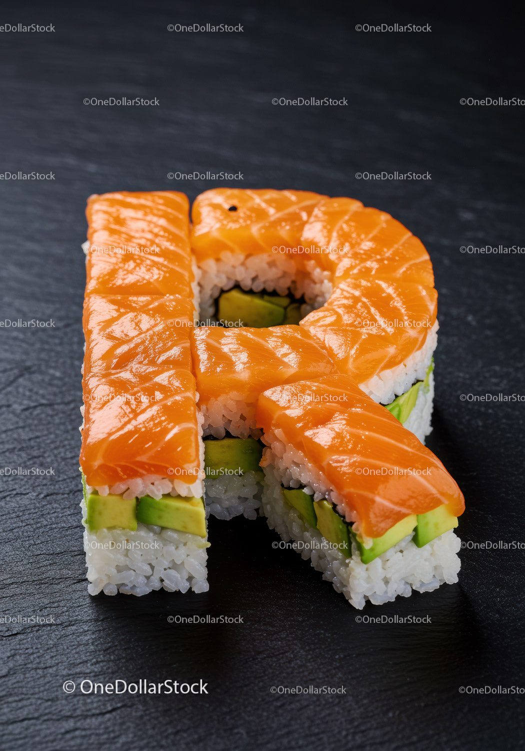 Rolka sushi w kształcie litery R z łososiem i awokado