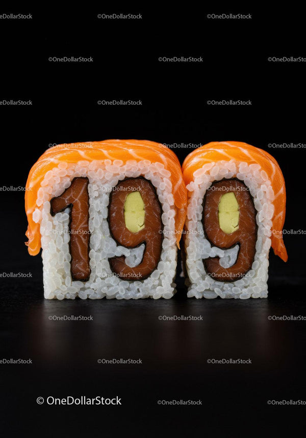 Rolki Sushi Tworzące Liczbę 199 z Łososiem na Wierzchu