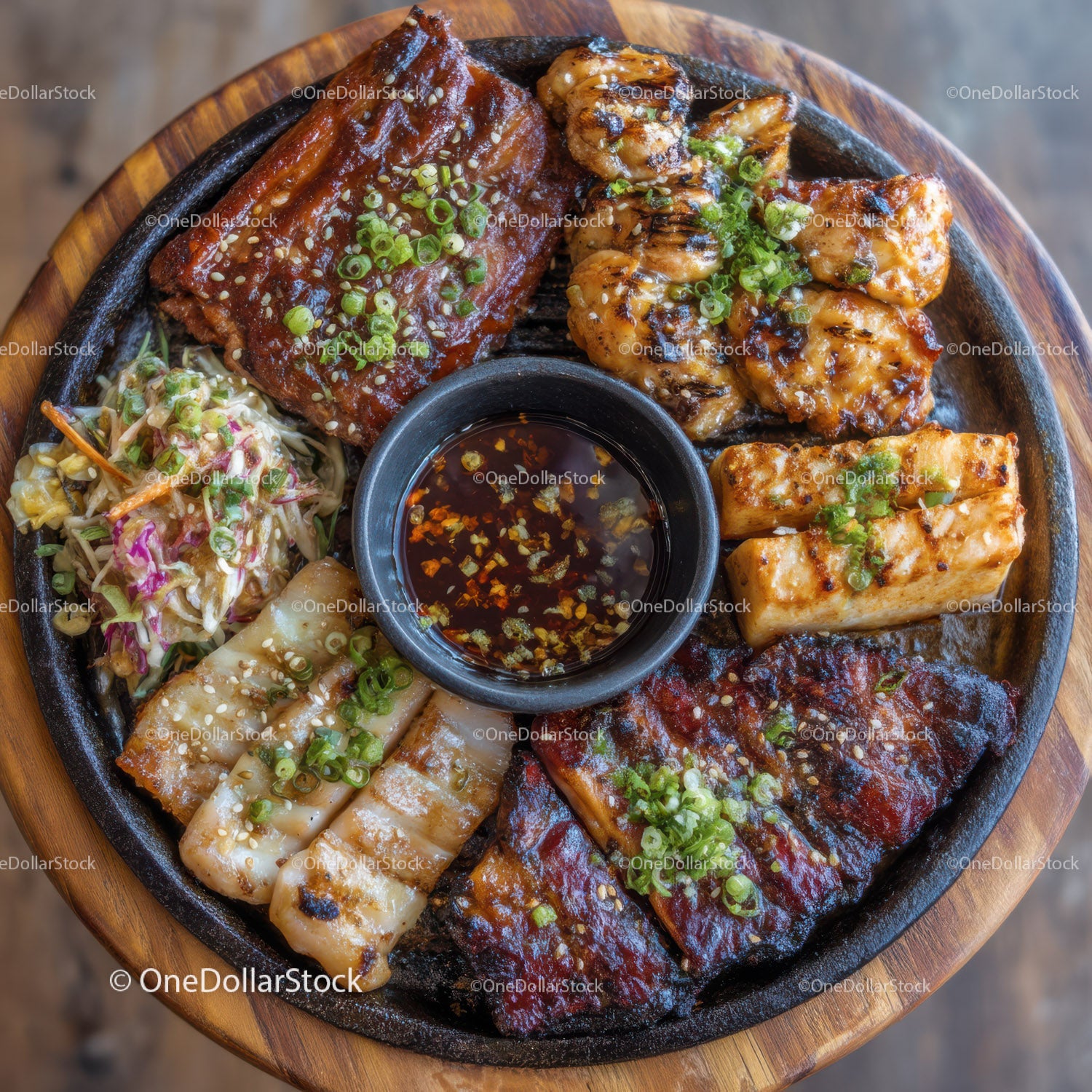 Różne koreańskie szaszłyki BBQ z żeberkami, sajgonkami z kurczakiem i sałatką