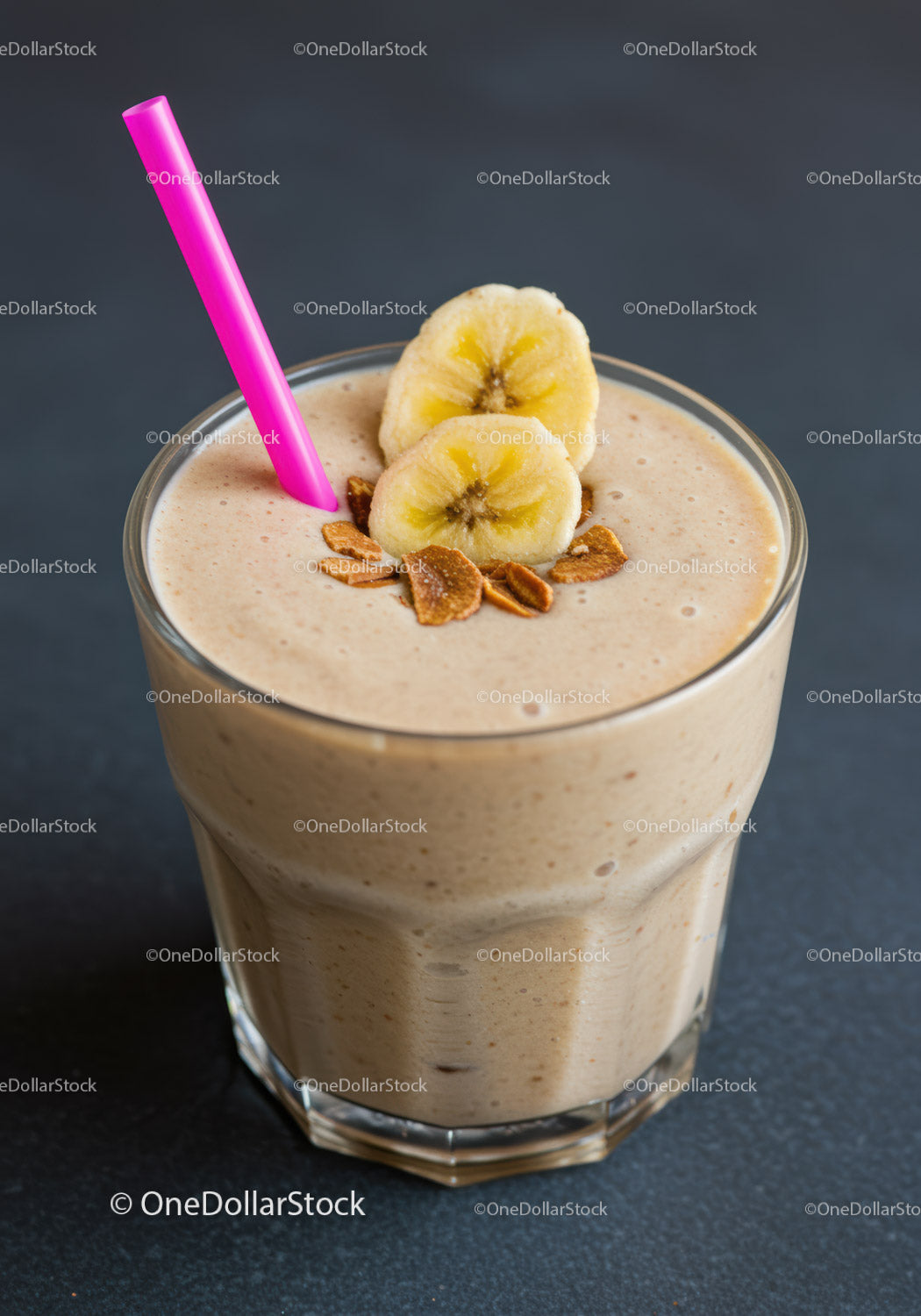 Kremowy koktajl bananowy z granolą i różową słomką