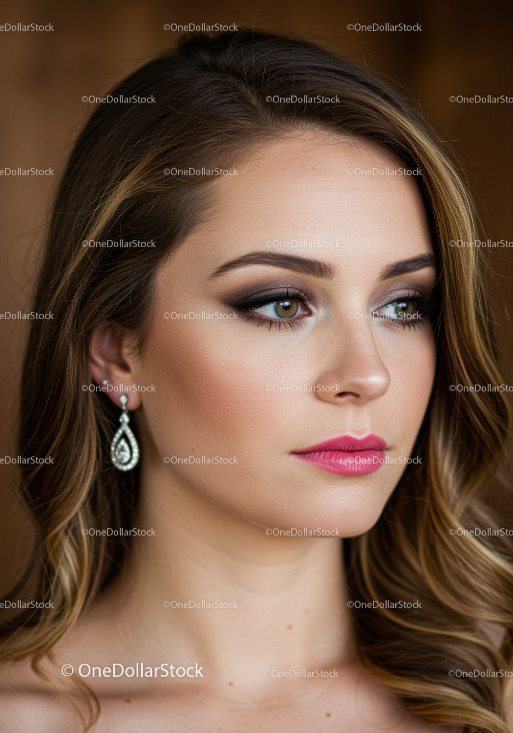 Elegancki portret kobiety z makijażem smoky eyes i różowymi ustami