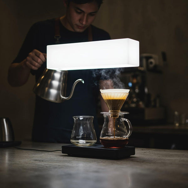 Barista z precyzją parzy świeżą kawę metodą pour-over
