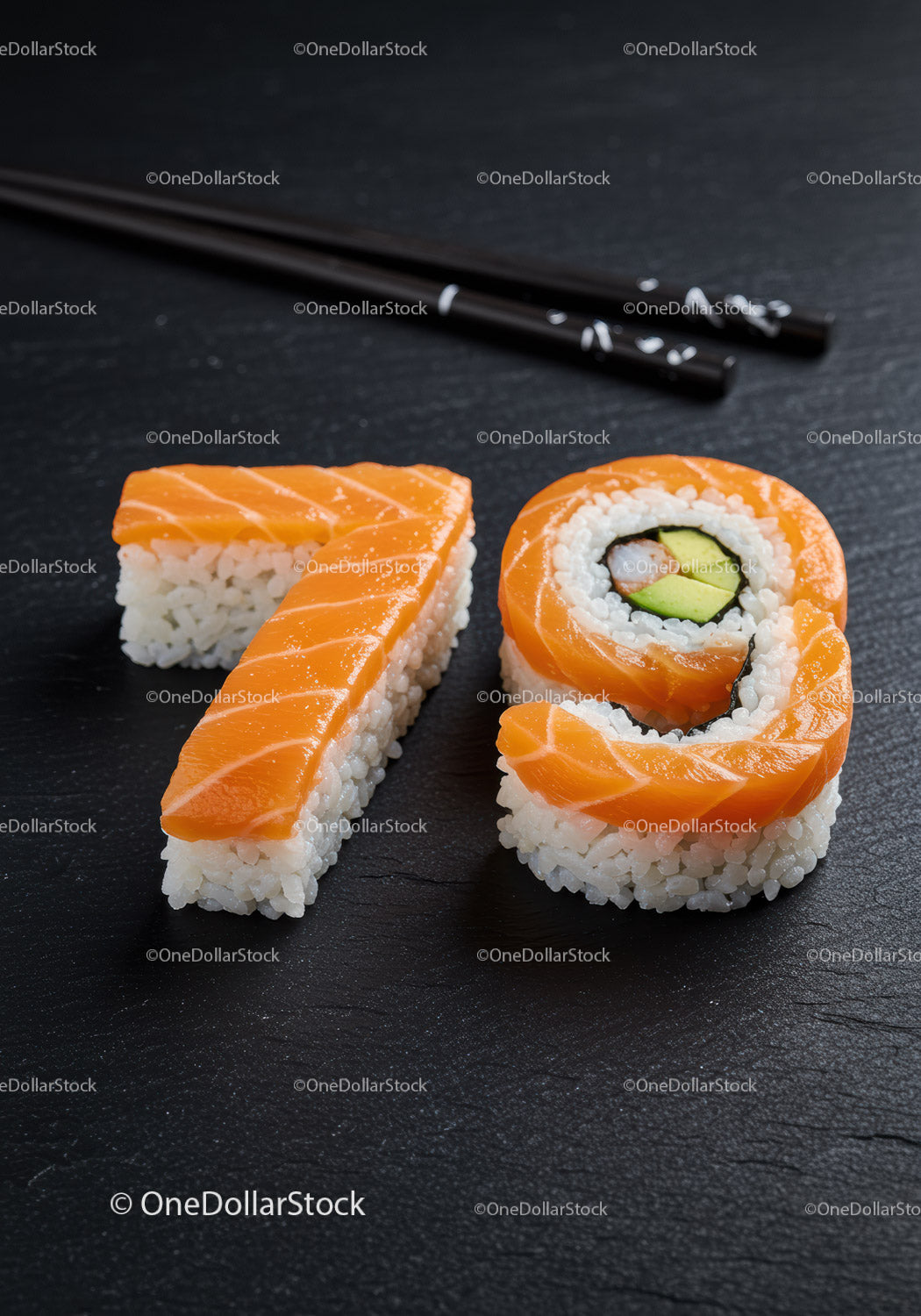 Kawałki sushi z łososiem w kształcie liczby siedemdziesiąt dziewięć