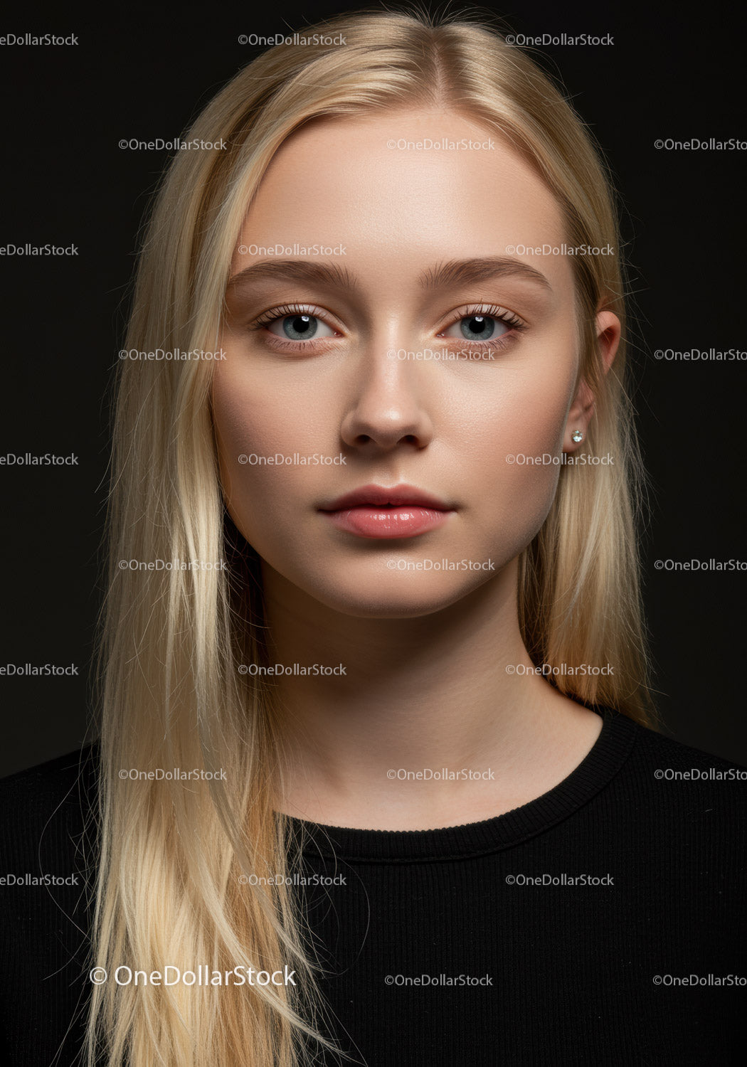 Spokojna młoda kobieta z naturalnymi blond włosami, portret