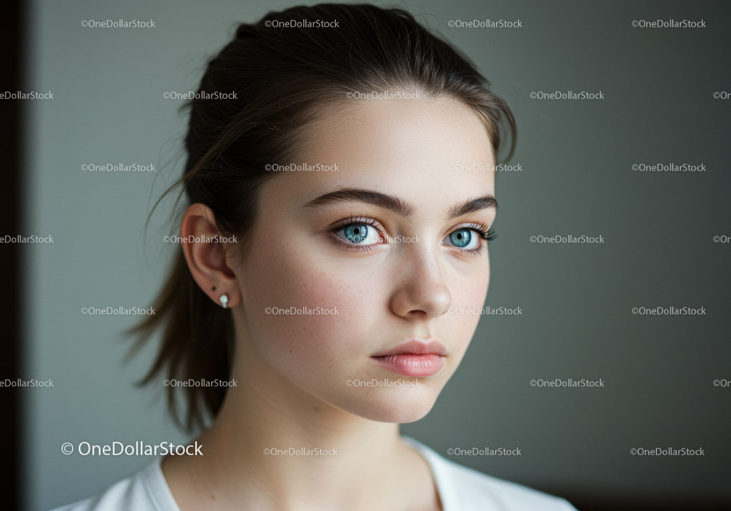 Młoda kobieta z niebieskimi oczami i naturalnym makijażem w fotografii portretowej