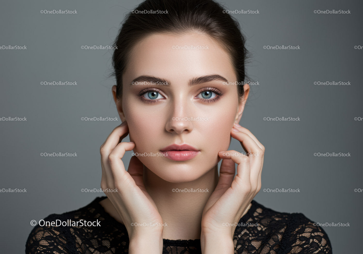 Portret młodej kobiety o jasnoniebieskich oczach i eleganckim makijażu