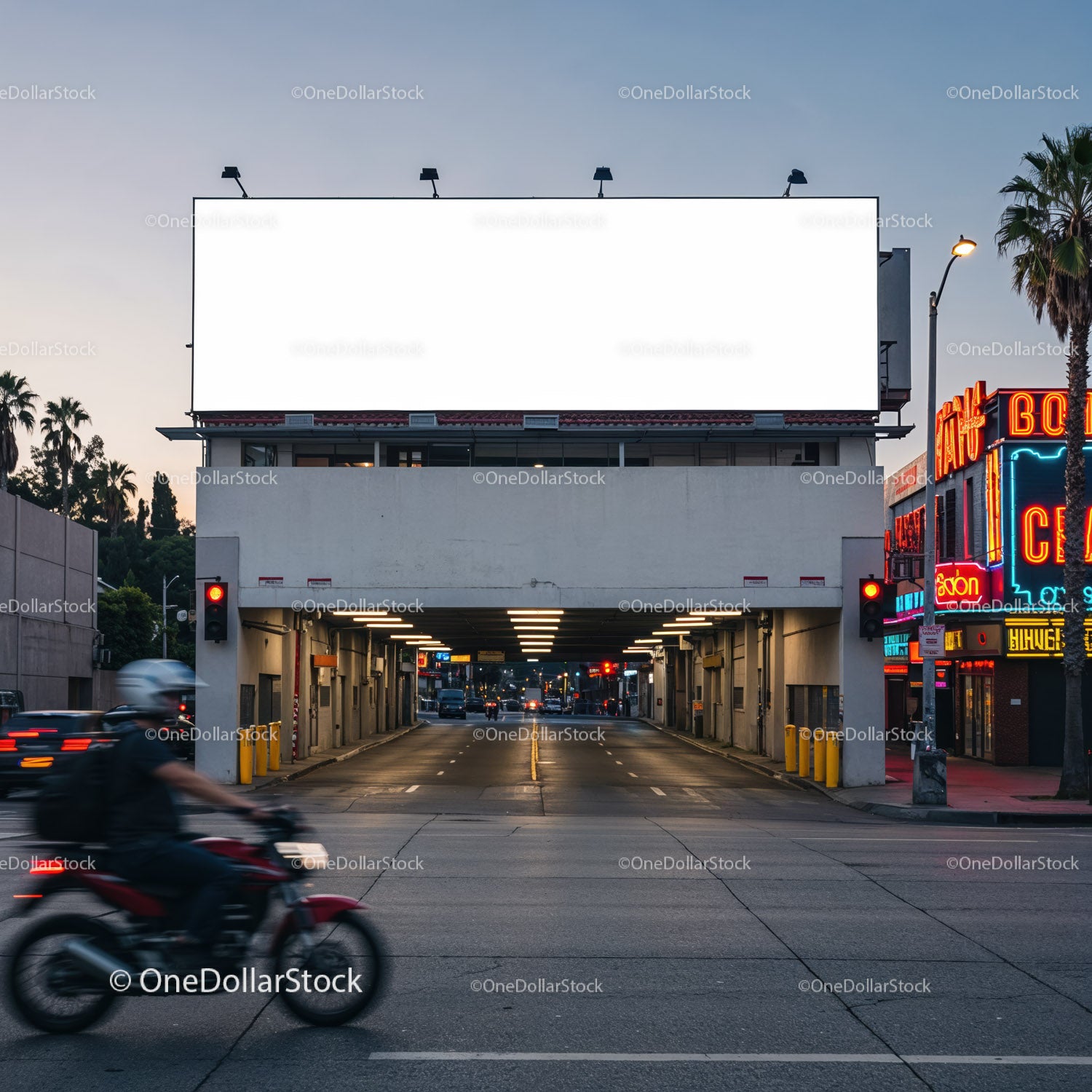 Scena uliczna w mieście z pustym billboardem i przejeżdżającym motocyklistą