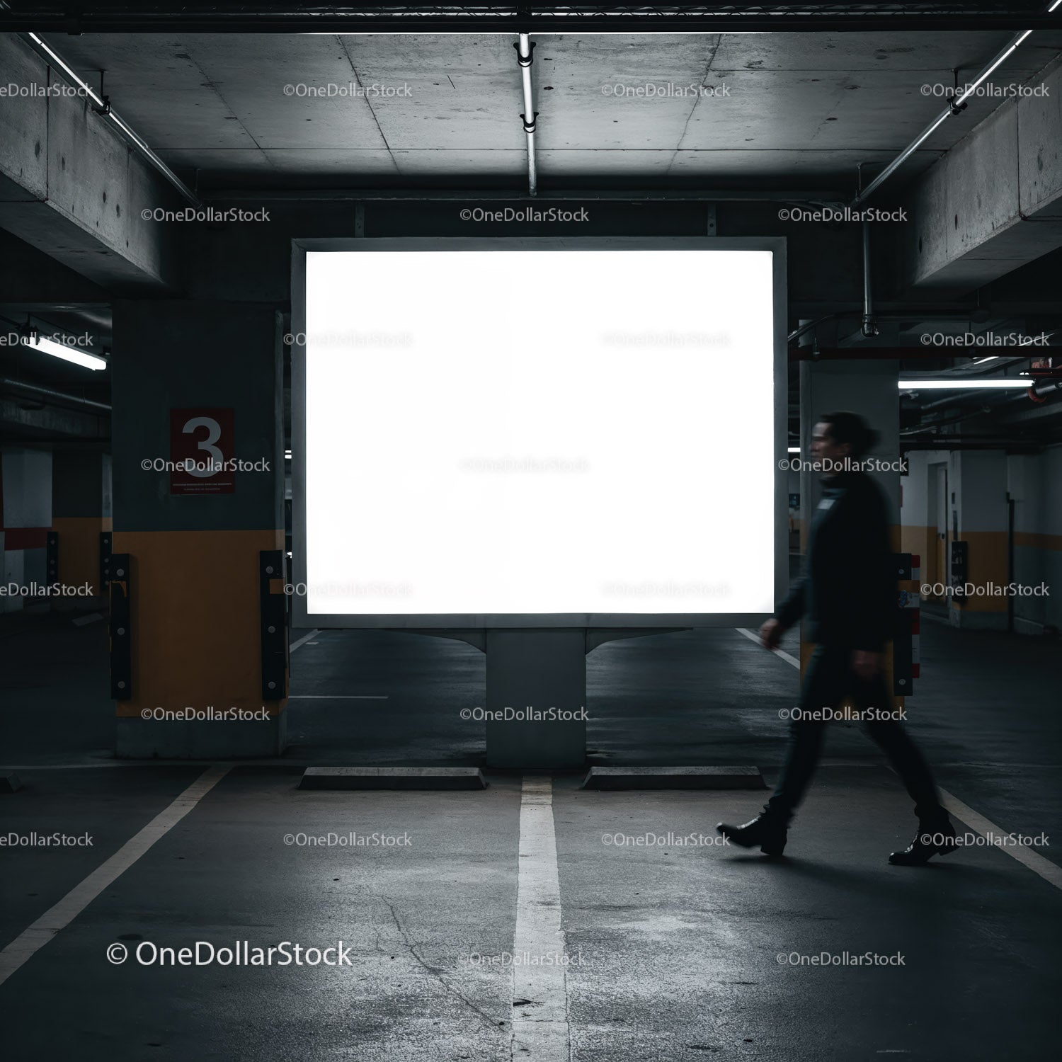 Mężczyzna przechodzący obok oświetlonego billboardu w garażu