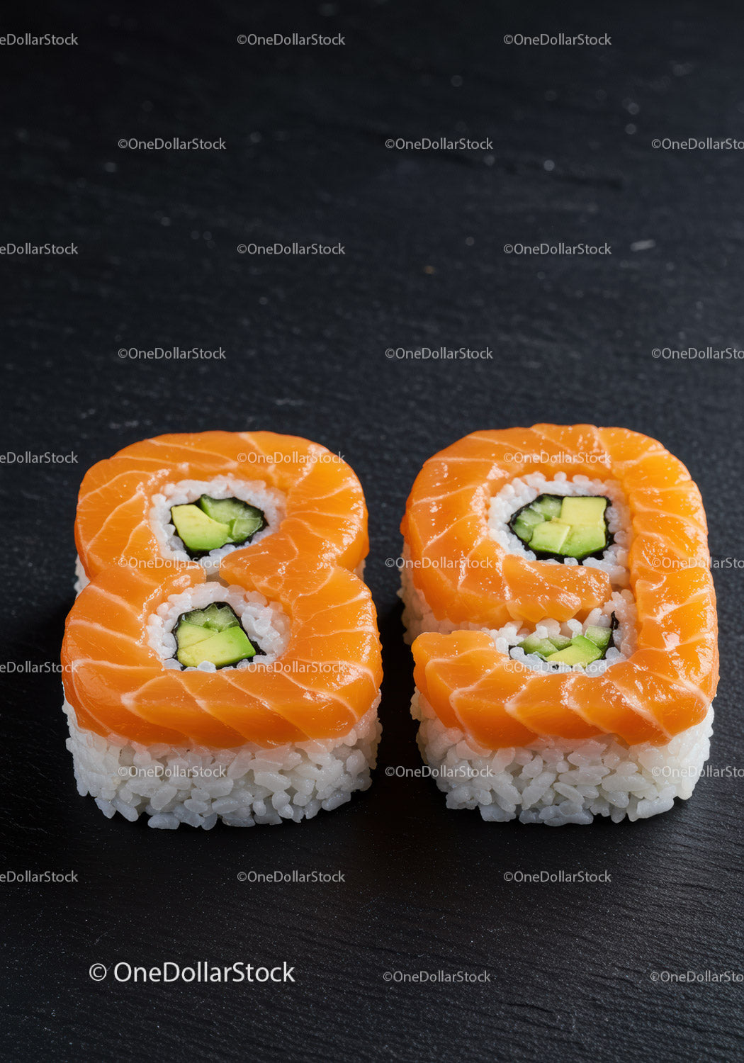 Rolki sushi w kształcie cyfry osiem na czarnej powierzchni