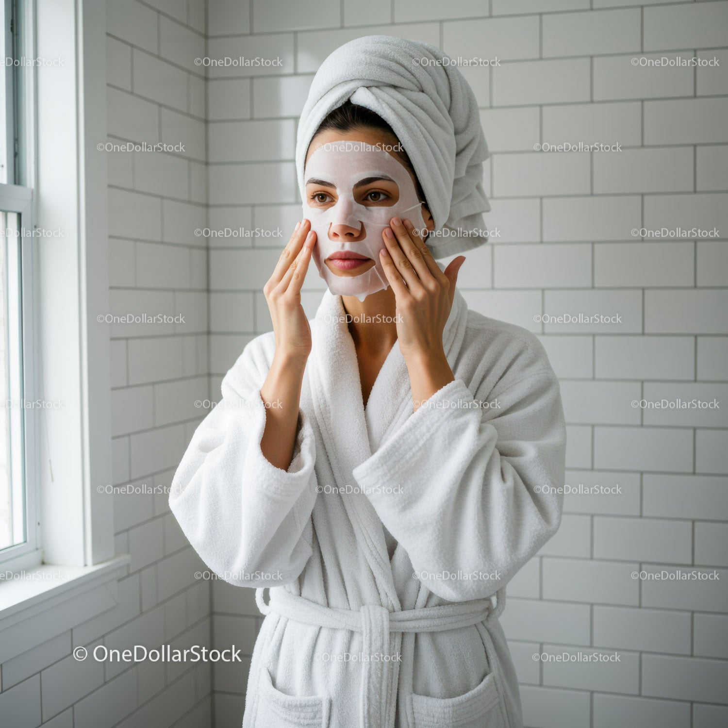 Kobieta nakładająca maseczkę w płachcie na twarz w salonie spa