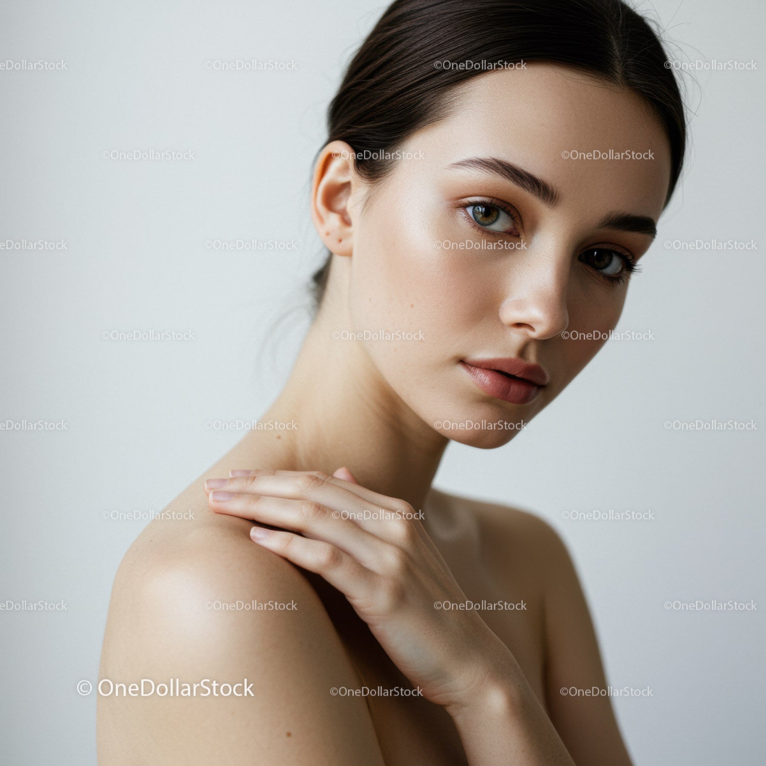 Elegancka kobieta o czystej skórze i pięknych niebieskich oczach. Portret