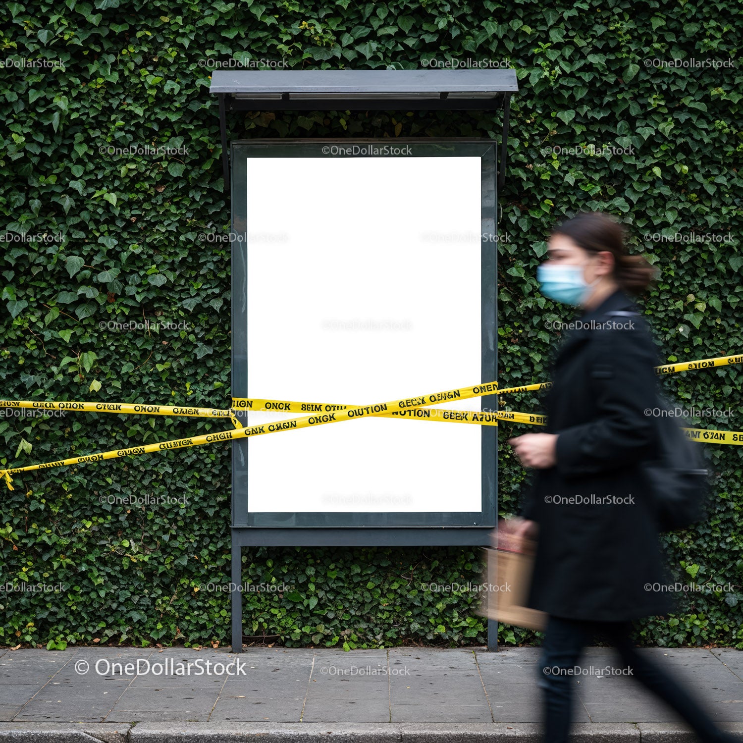 Kobieta w masce przechodzi obok zamkniętego billboardu z taśmą ostrzegawczą